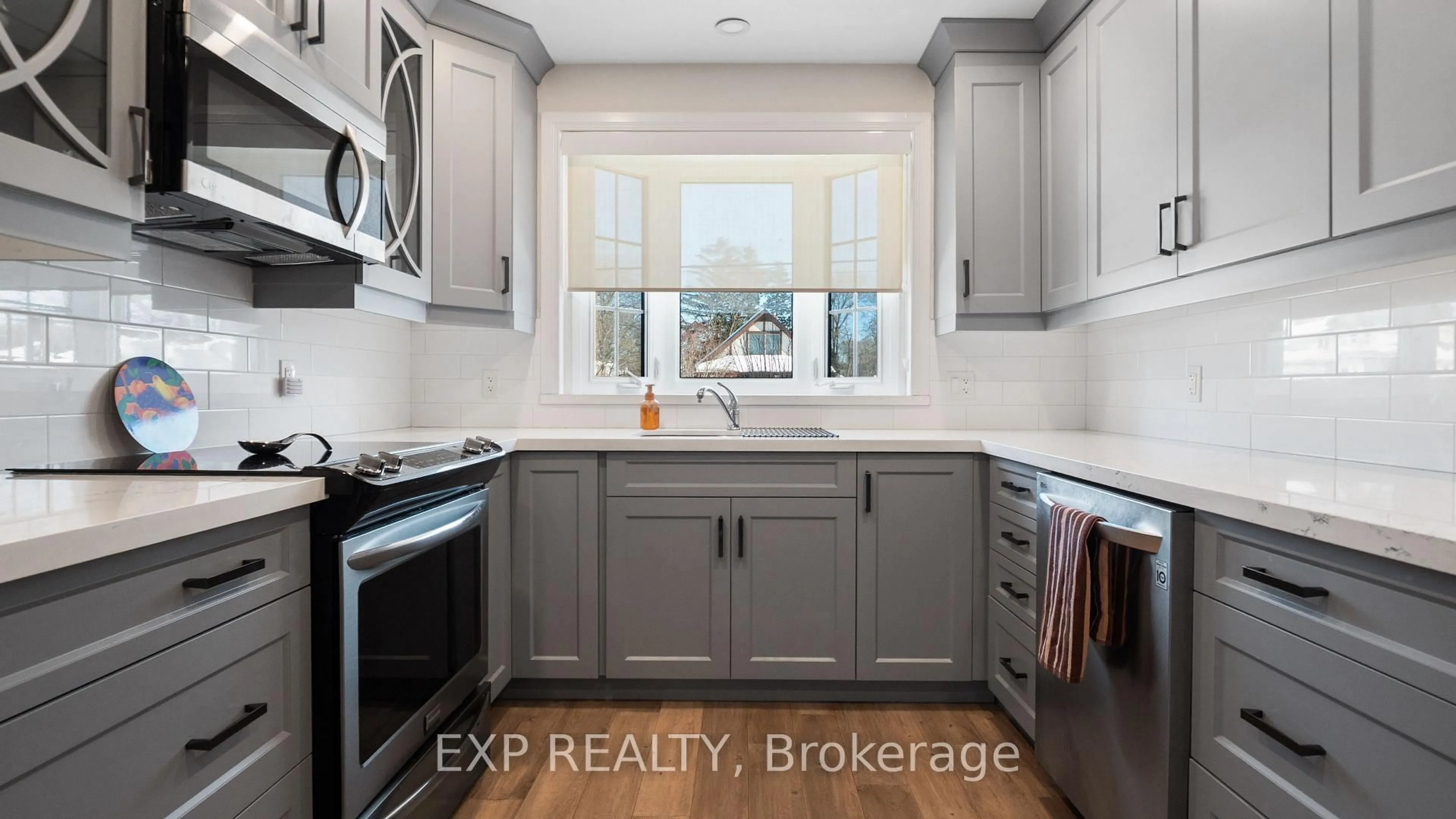 Open concept kitchen, ceramic/tile floor for 1032 Cedarwood Pl, Burlington Ontario L7T 3J3