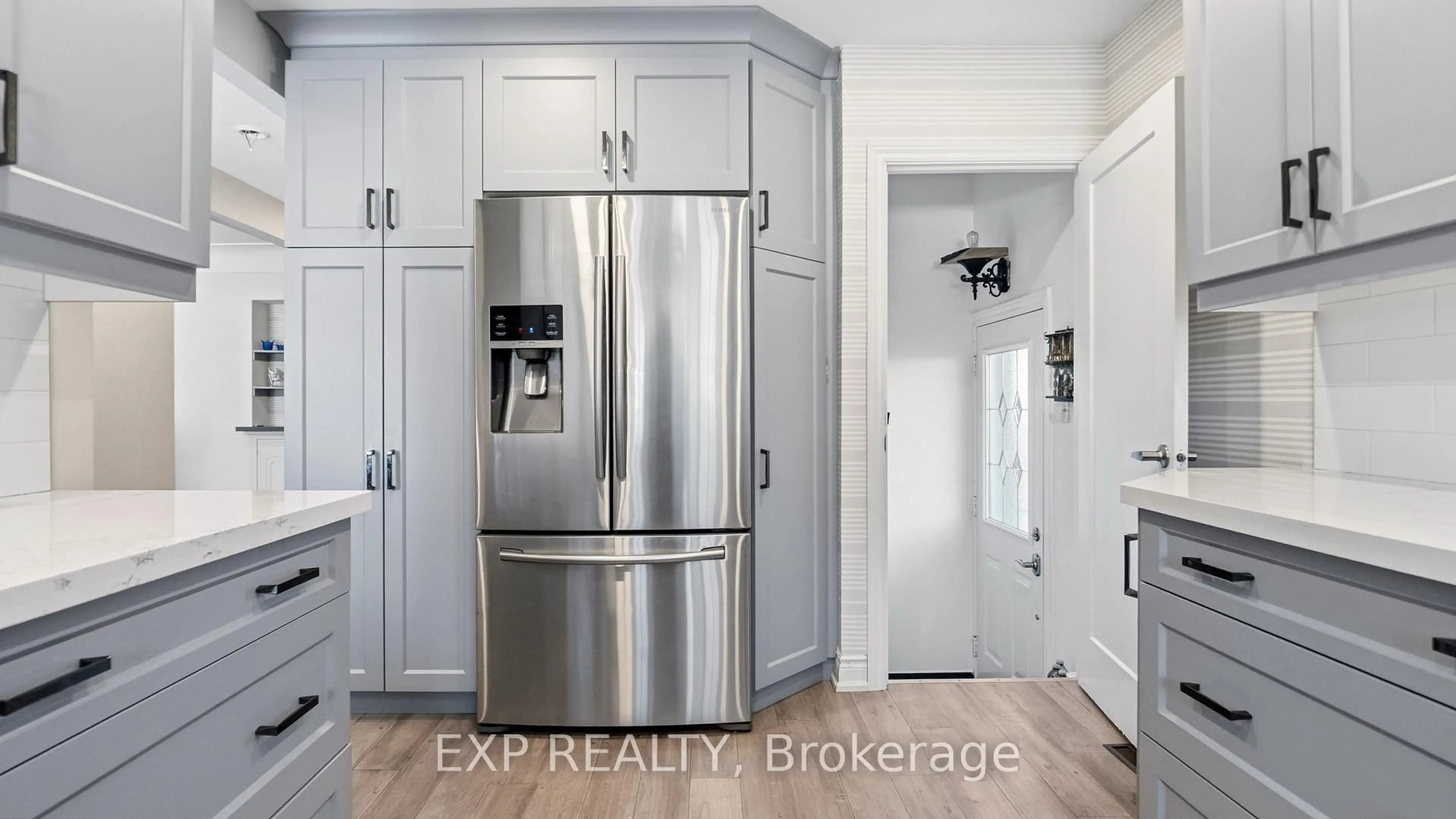 Contemporary kitchen, unknown for 1032 Cedarwood Pl, Burlington Ontario L7T 3J3