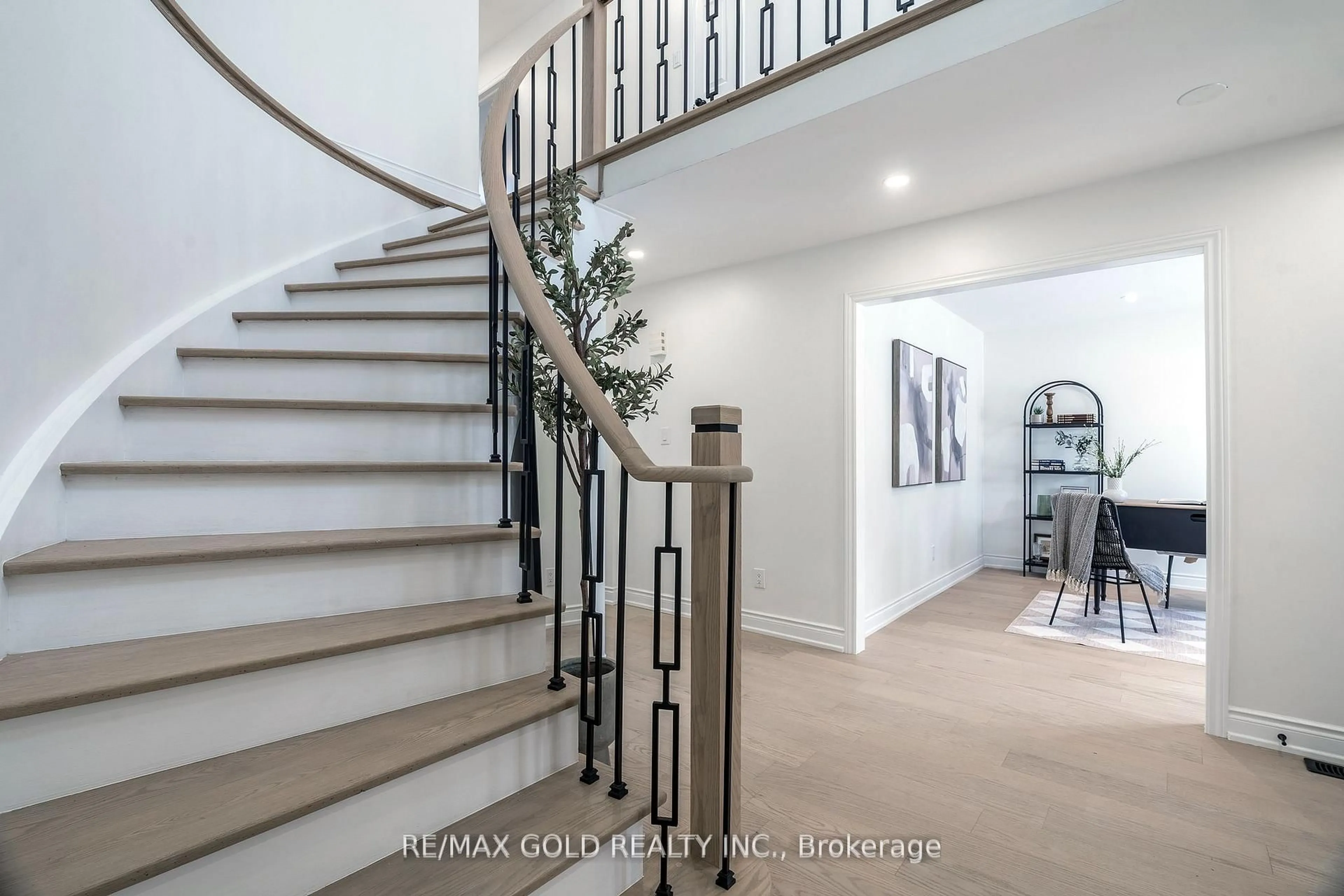 Stairs for 1138 Sawgrass Cres, Mississauga Ontario L5C 3V4