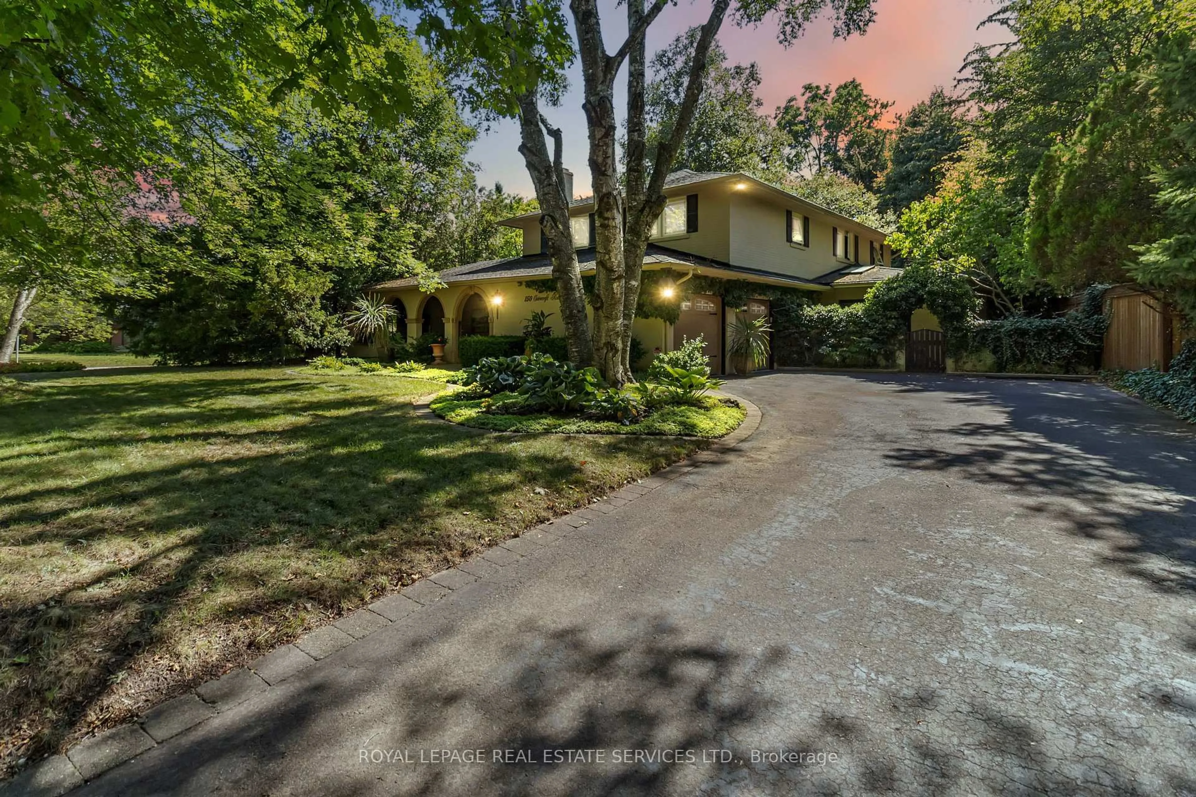 A pic from outside/outdoor area/front of a property/back of a property/a pic from drone, street for 150 Cairncroft Rd, Oakville Ontario L6J 4L9