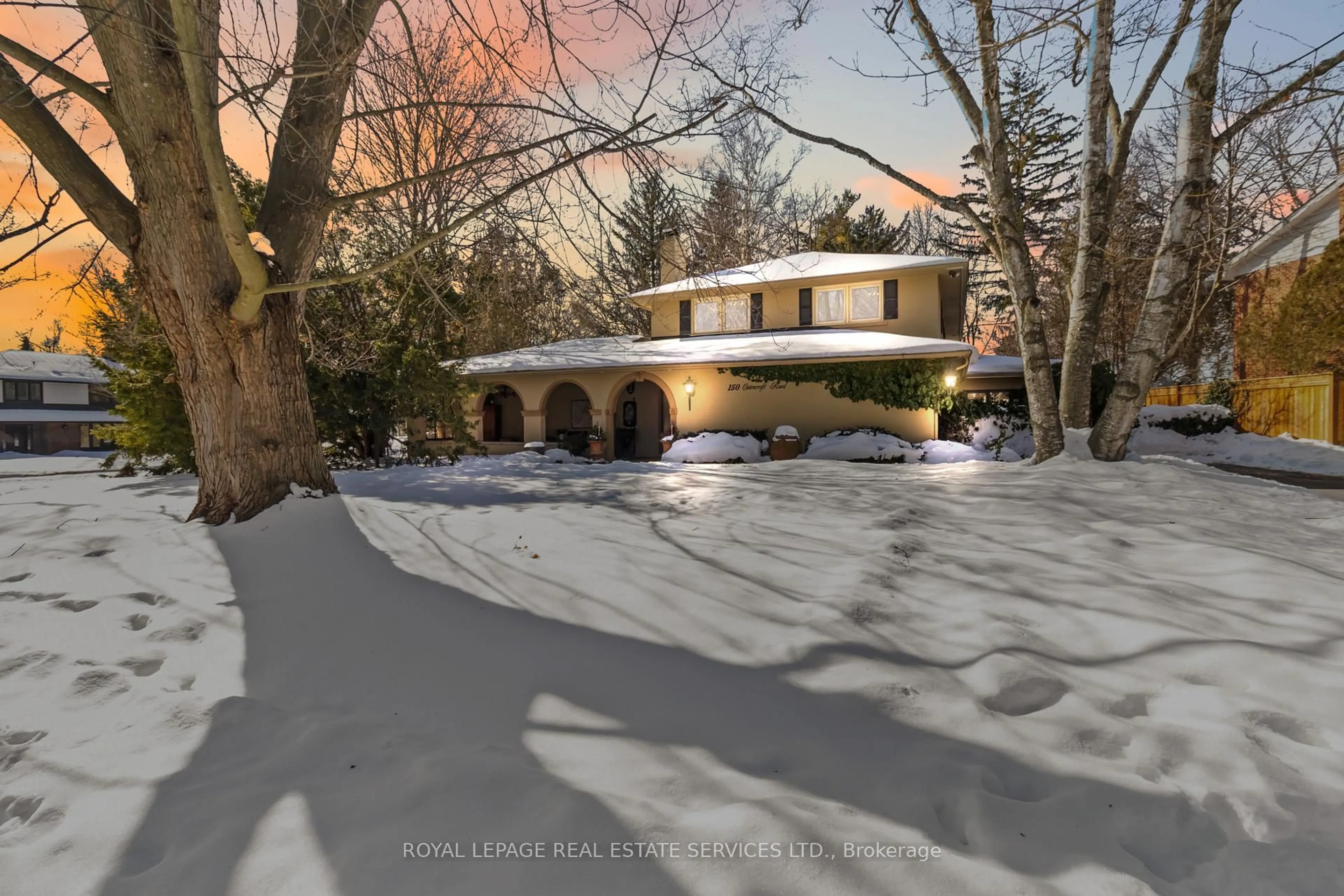 A pic from outside/outdoor area/front of a property/back of a property/a pic from drone, street for 150 Cairncroft Rd, Oakville Ontario L6J 4L9