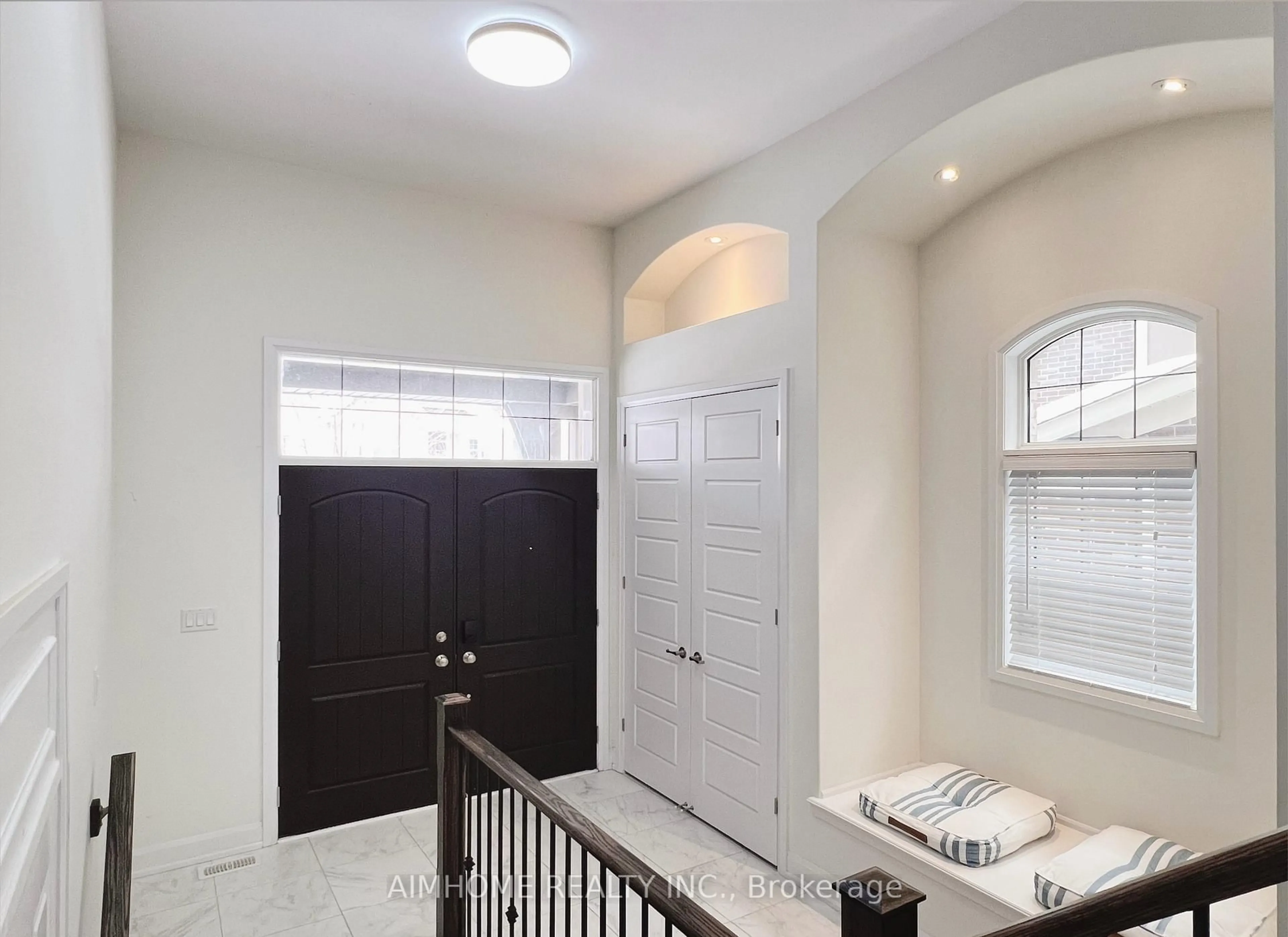 Indoor entryway for 3154 Carding Mill Tr, Oakville Ontario L6M 0Z5