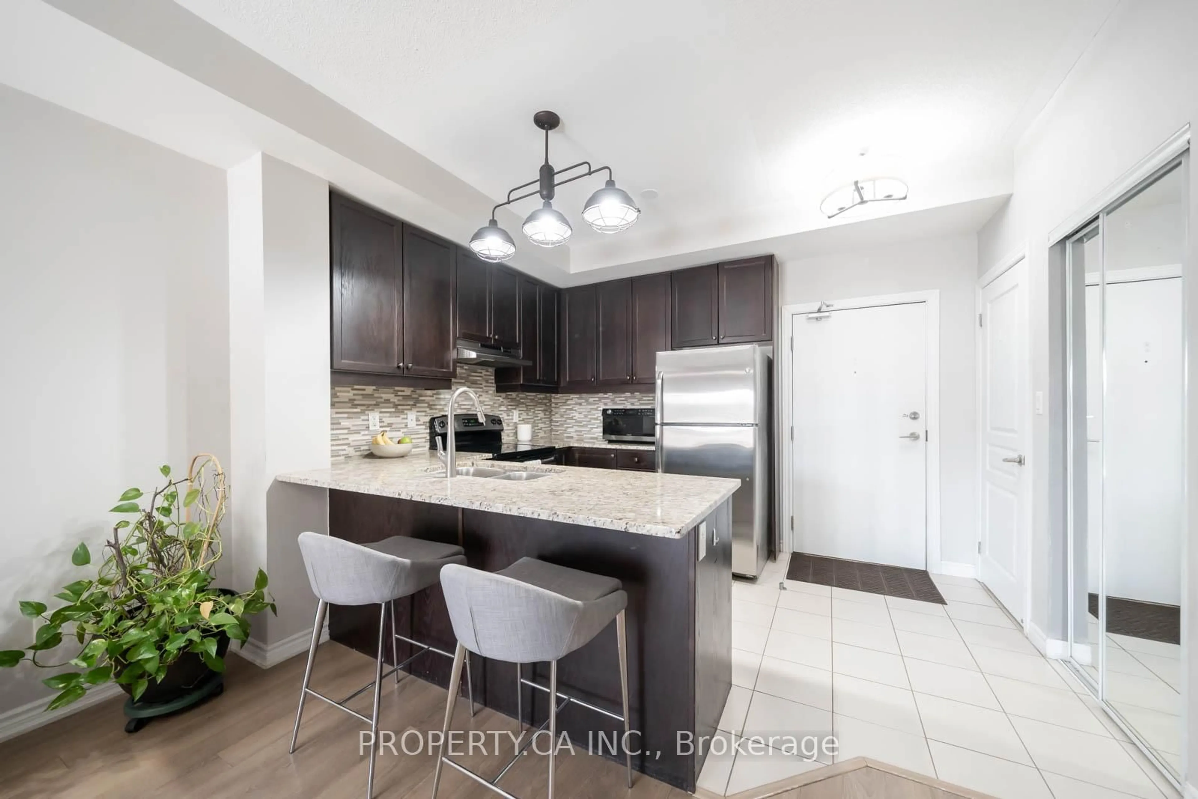 Open concept kitchen, ceramic/tile floor for 570 Lolita Gdns #144, Mississauga Ontario L5A 0A1