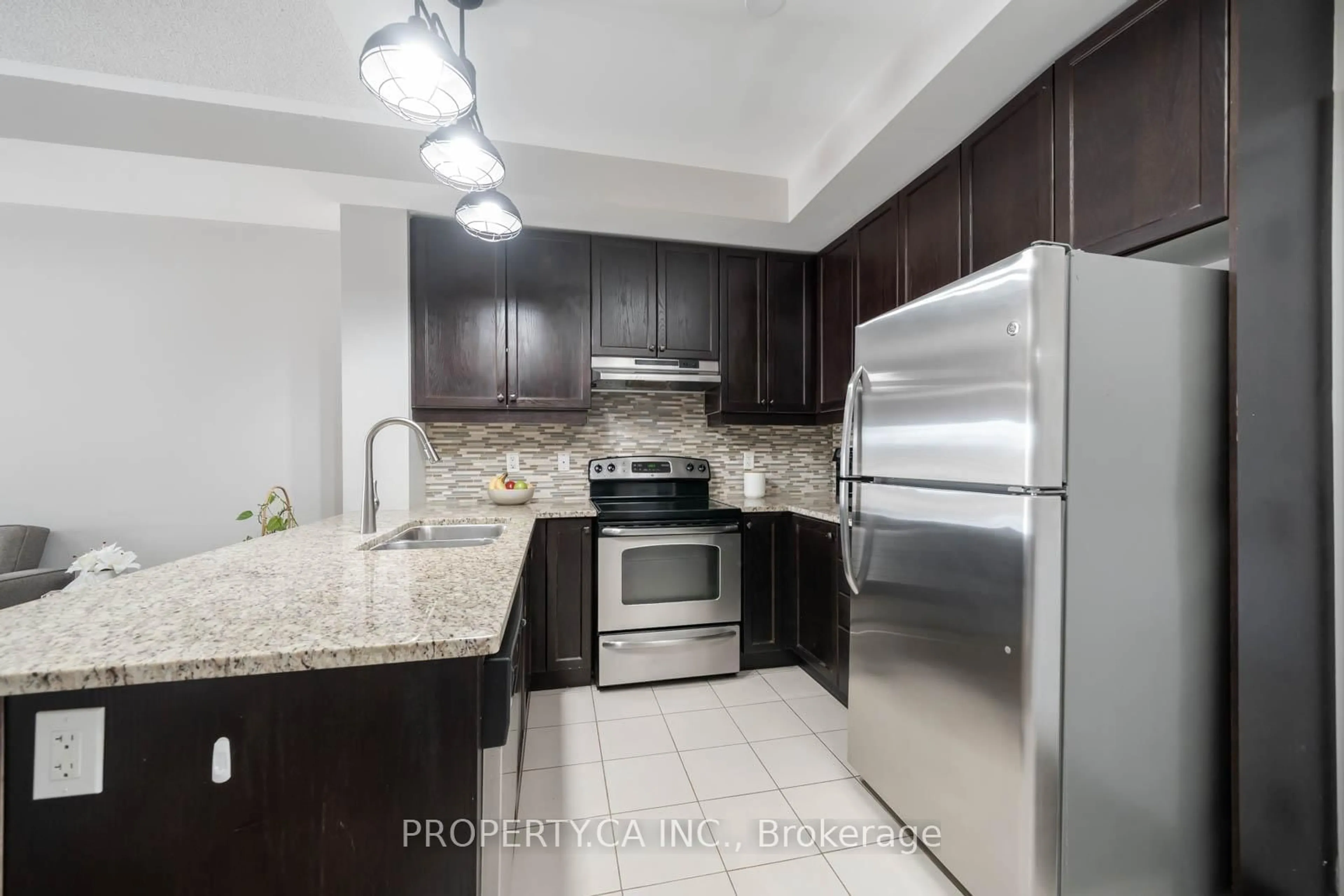 Standard kitchen, unknown for 570 Lolita Gdns #144, Mississauga Ontario L5A 0A1