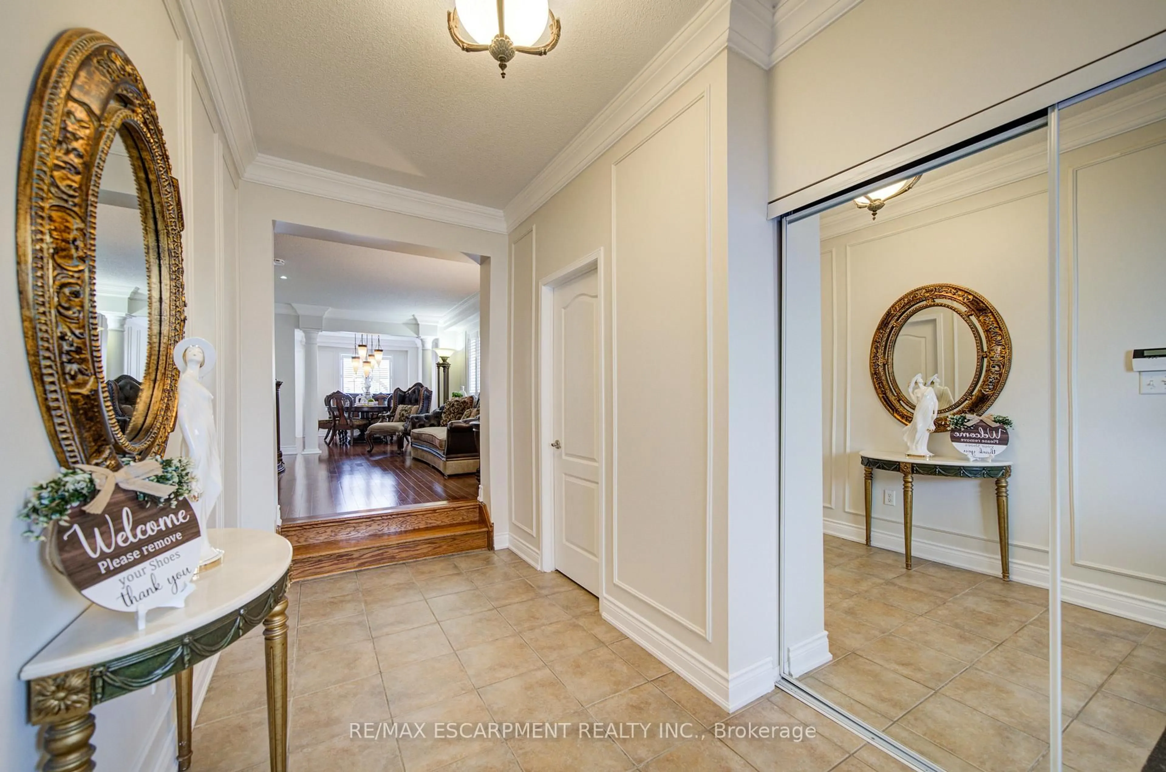 Indoor entryway for 1227 Lamont Cres, Milton Ontario L9T 6W5