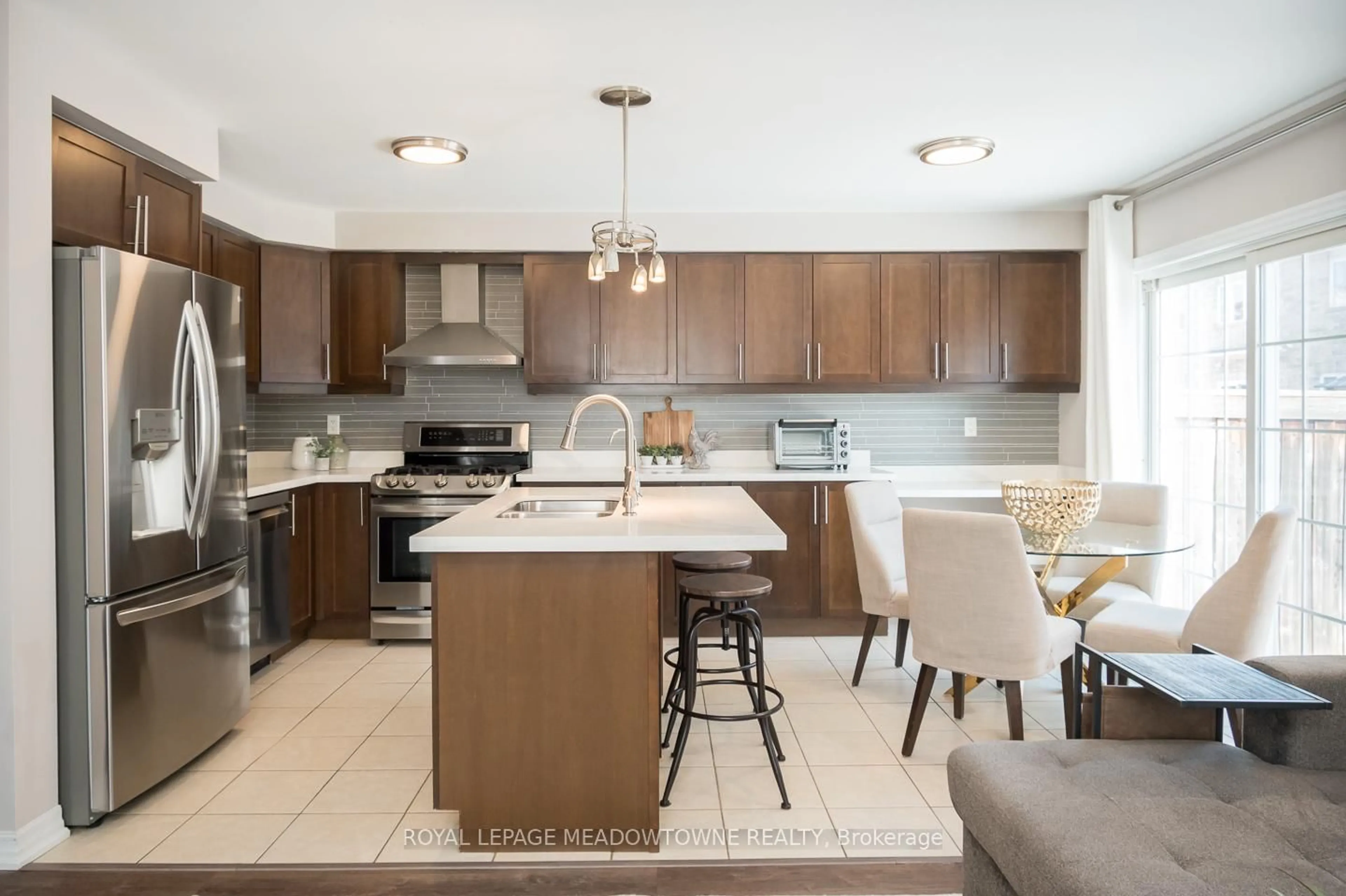 Open concept kitchen, unknown for 554 Speyer Circ, Milton Ontario L9T 0Y1