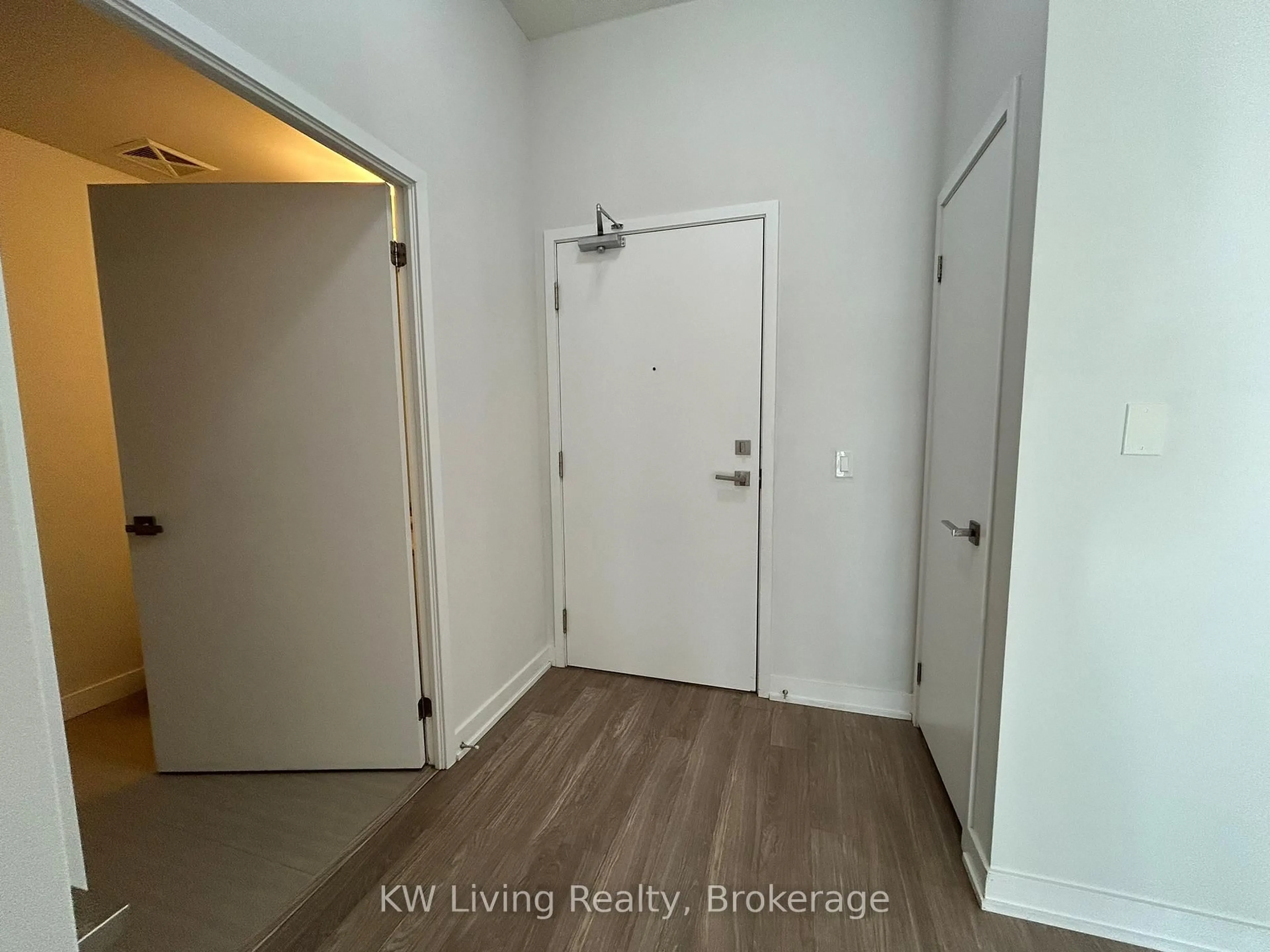 Indoor entryway for 4085 Parkside Village Dr #339, Mississauga Ontario L5B 0K9