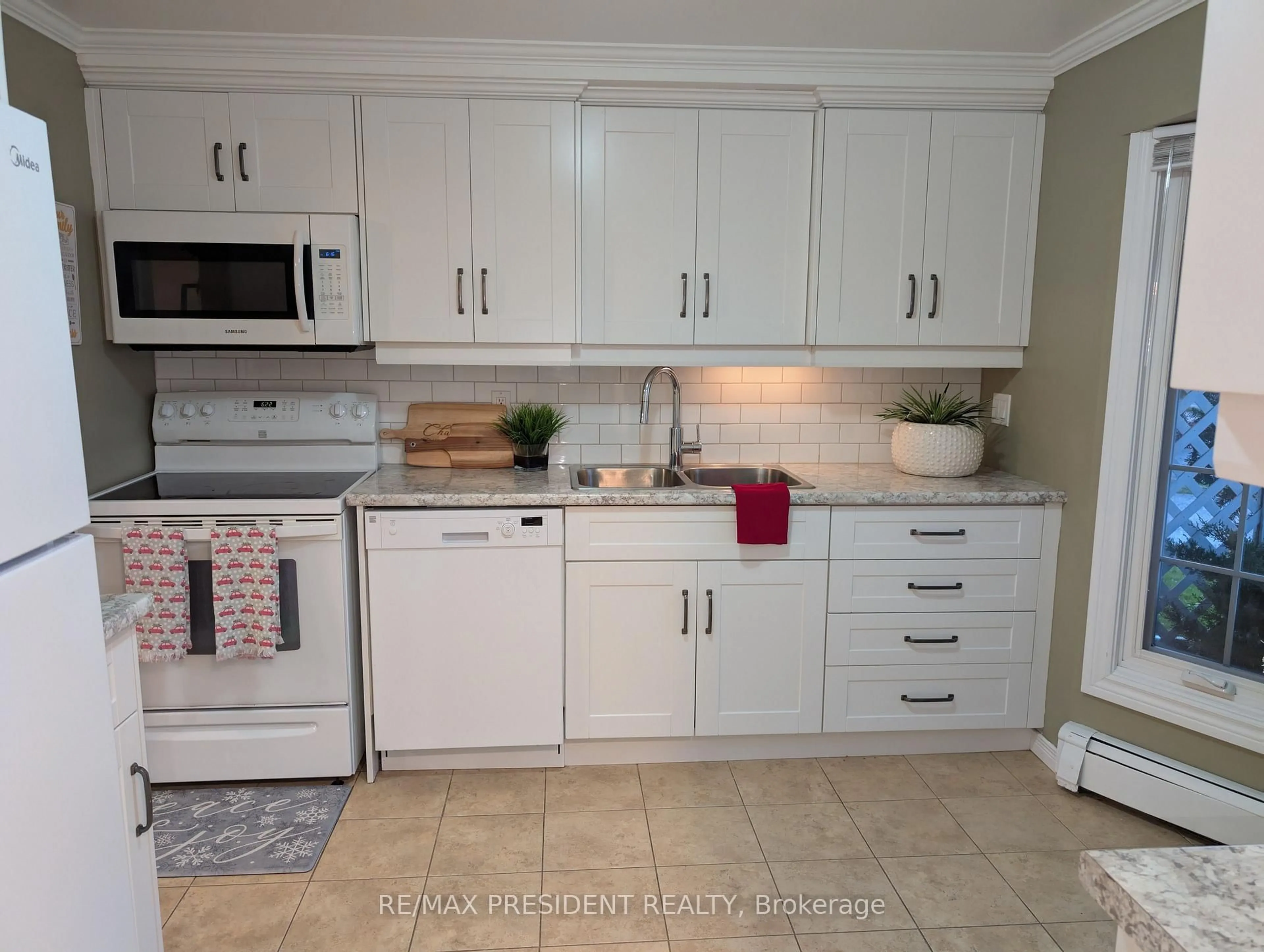 Standard kitchen, ceramic/tile floor for 12 Hill St, Halton Hills Ontario L7J 2W2