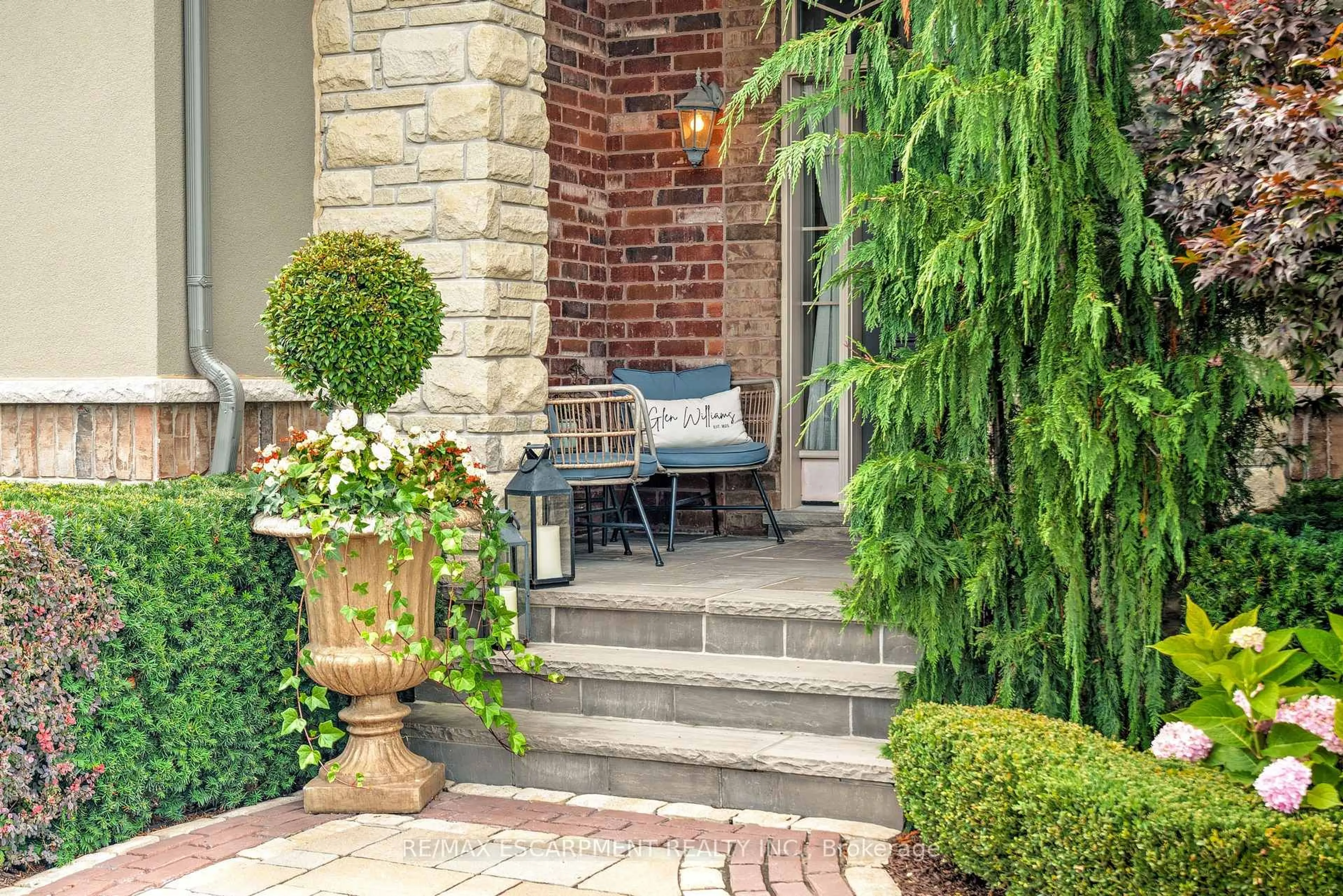 Patio, street for 4 Holdroyd Crt, Halton Hills Ontario L7G 0E8