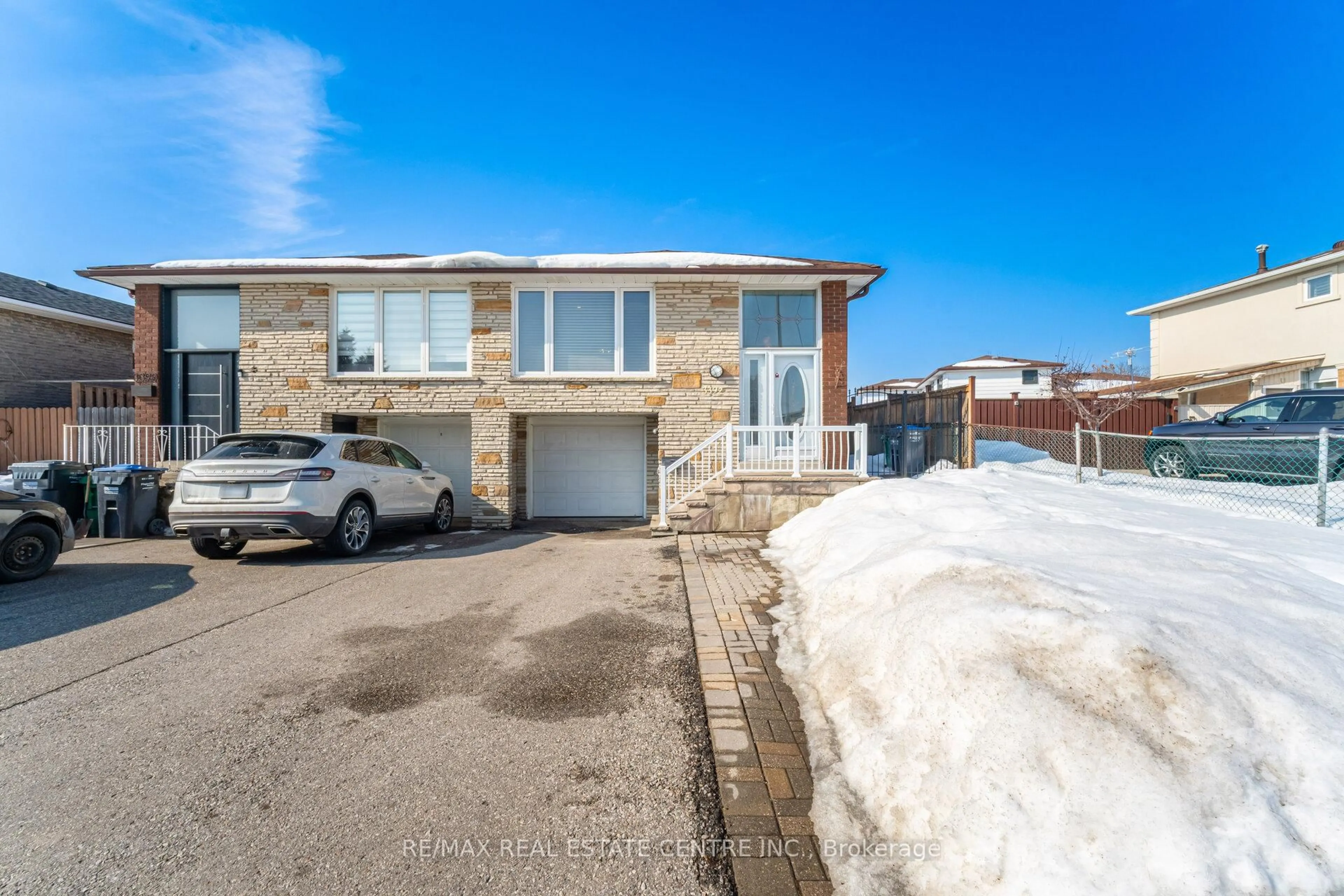 A pic from outside/outdoor area/front of a property/back of a property/a pic from drone, street for 3392 Homark Dr, Mississauga Ontario L4Y 2K7