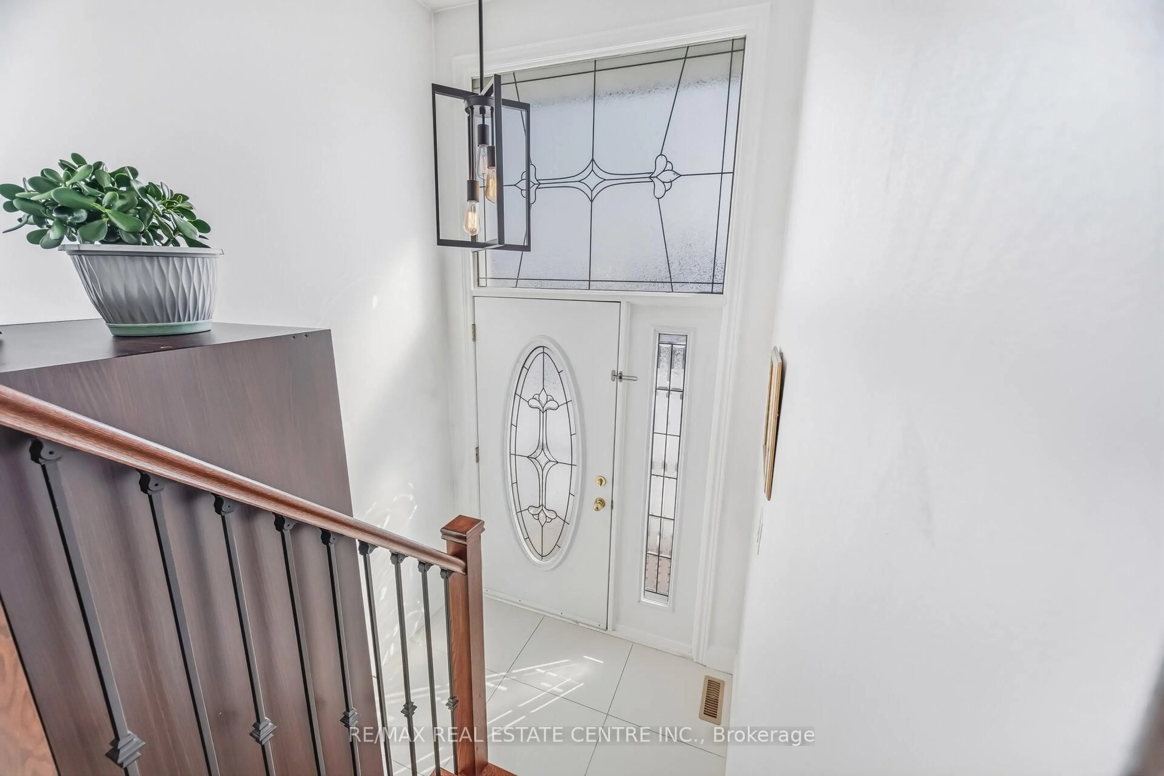 Indoor entryway for 3392 Homark Dr, Mississauga Ontario L4Y 2K7