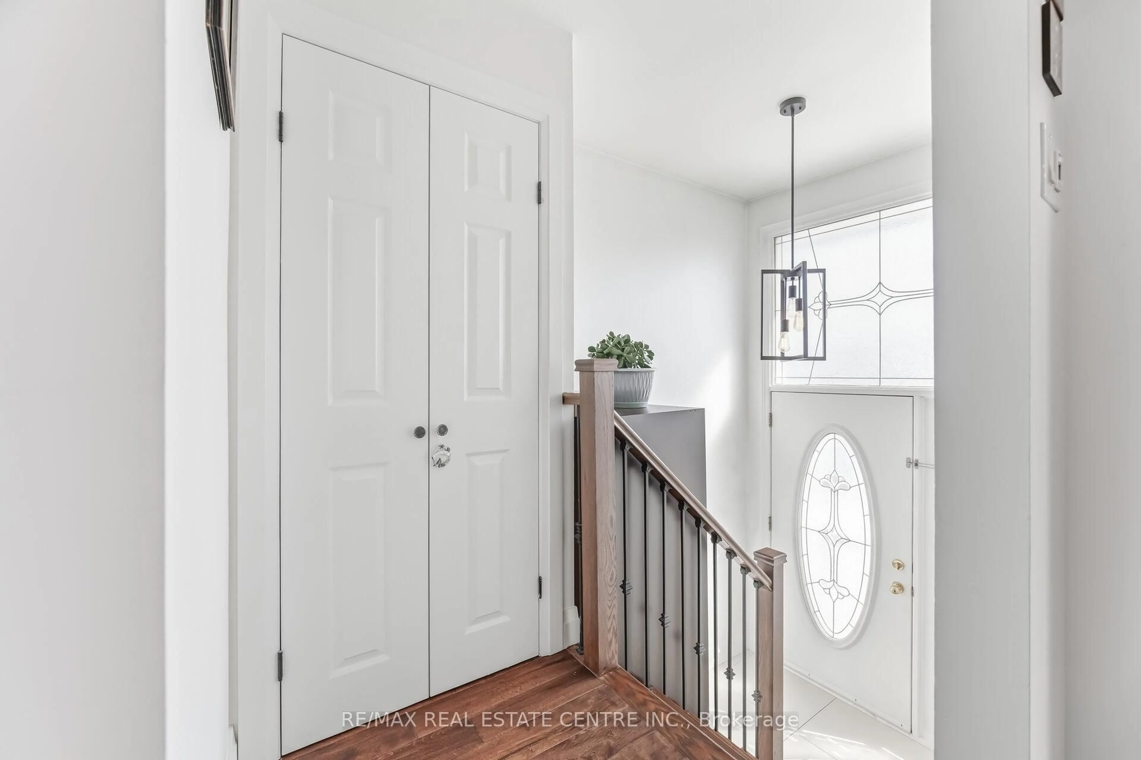 Indoor entryway for 3392 Homark Dr, Mississauga Ontario L4Y 2K7