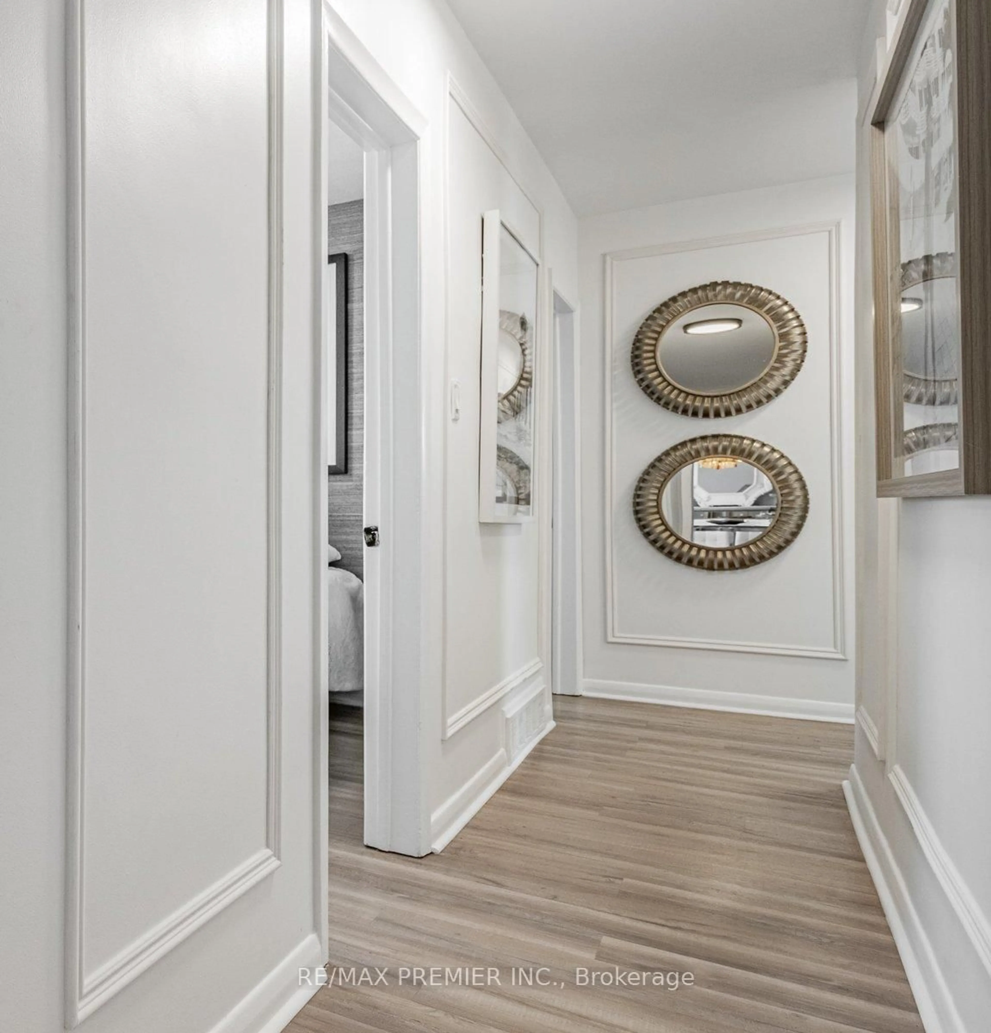 Indoor entryway for 1368 Tansley Dr, Oakville Ontario L6L 2N4