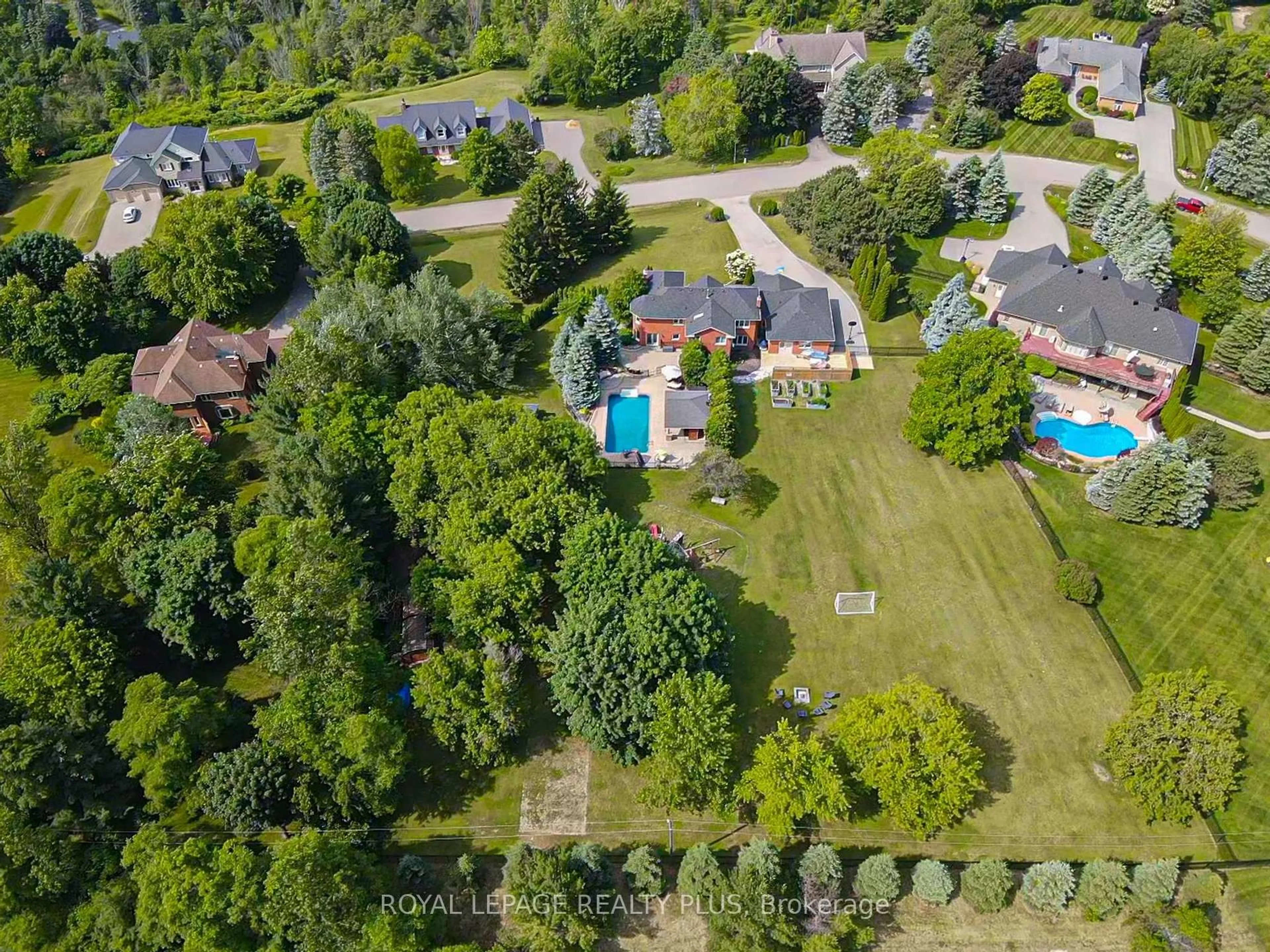 A pic from outside/outdoor area/front of a property/back of a property/a pic from drone, unknown for 5 Coates Hill Crt, Caledon Ontario L7E 0N5