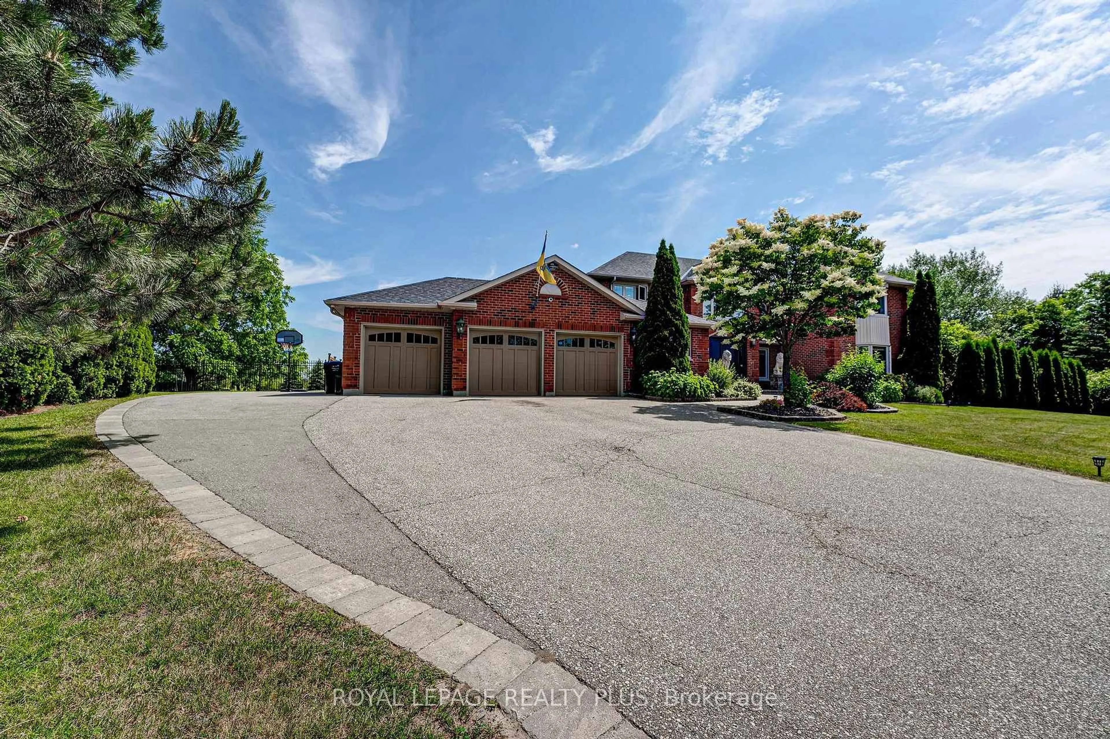 A pic from outside/outdoor area/front of a property/back of a property/a pic from drone, street for 5 Coates Hill Crt, Caledon Ontario L7E 0N5
