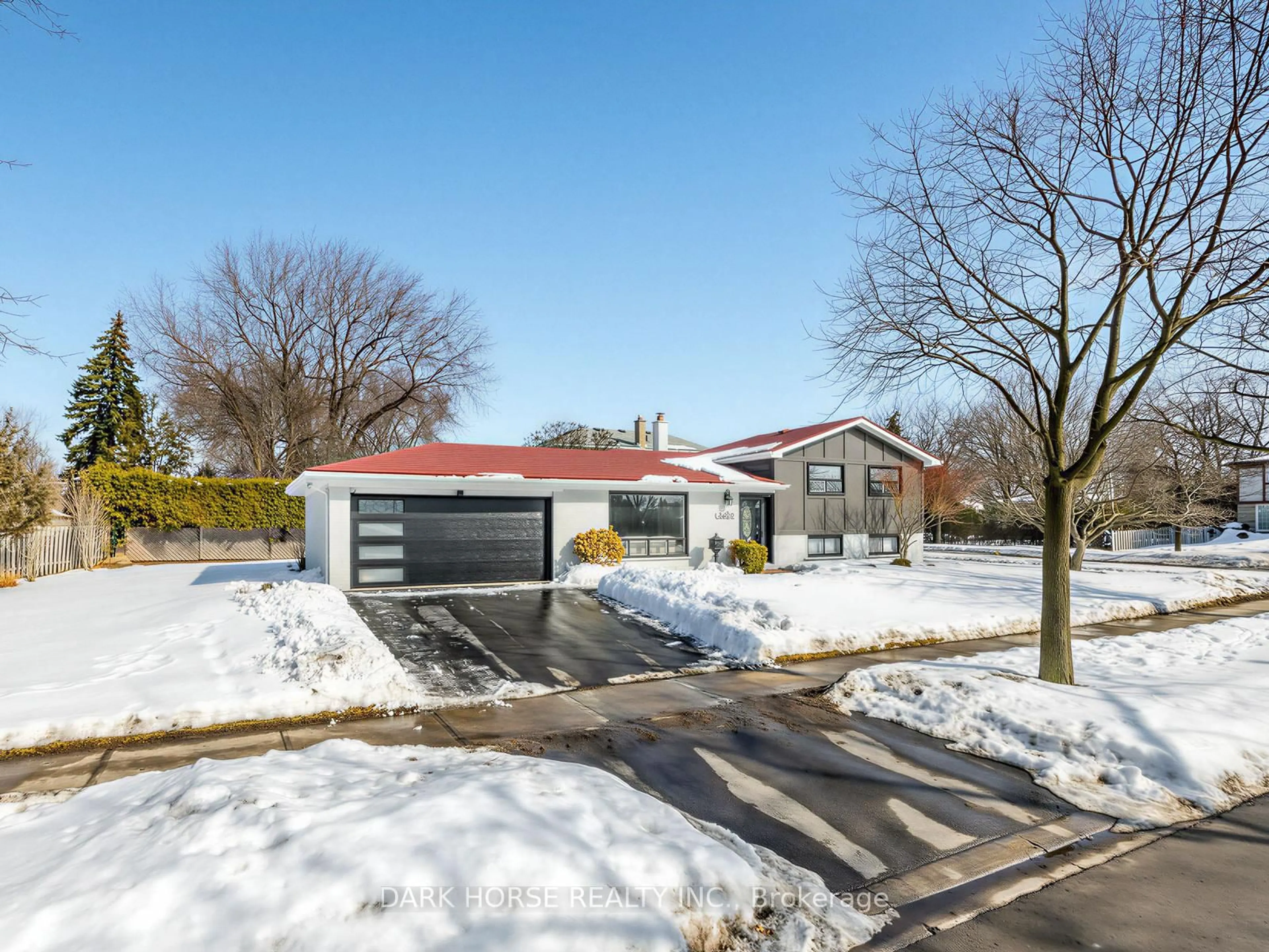 A pic from outside/outdoor area/front of a property/back of a property/a pic from drone, street for 3620 Nadine Cres, Mississauga Ontario L5A 3L6