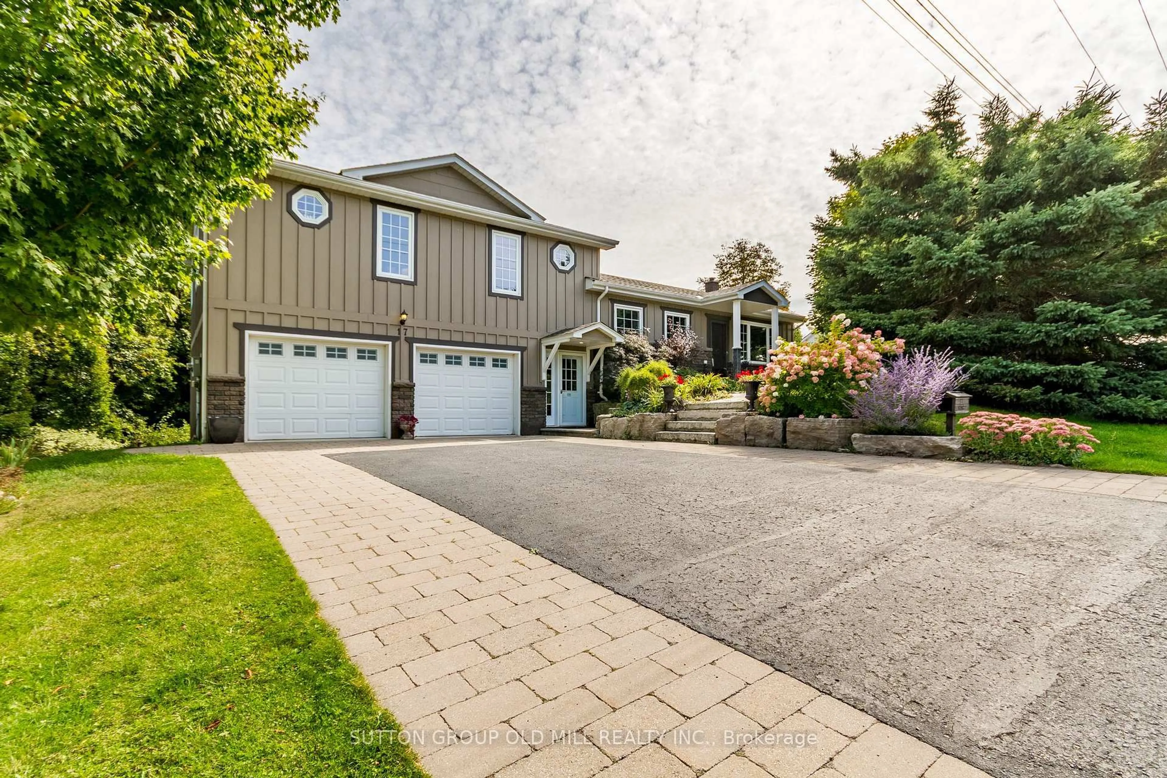 Home with vinyl exterior material, street for 17 King St, Caledon Ontario L7K 0C5