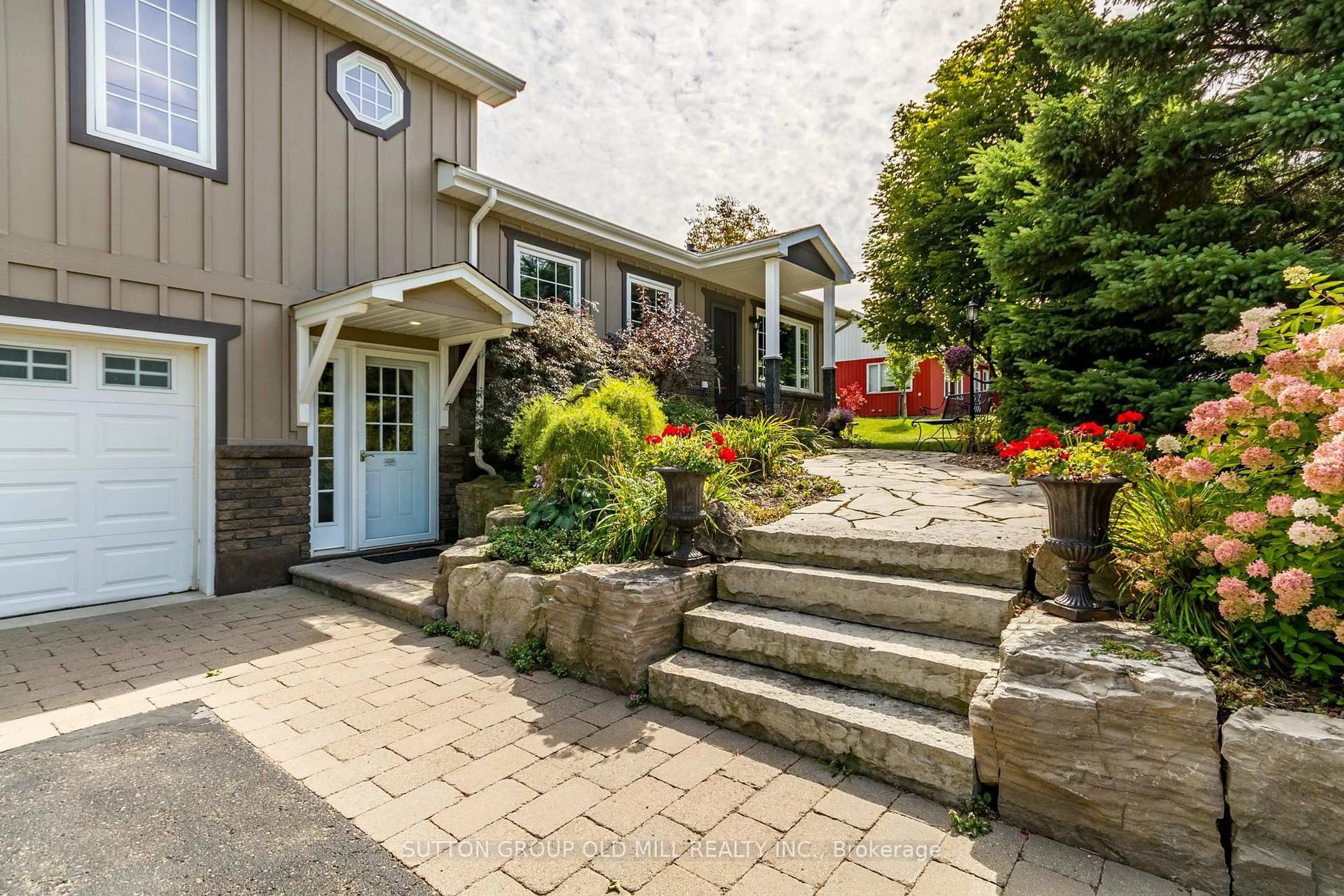 Patio, street for 17 King St, Caledon Ontario L7K 0C5