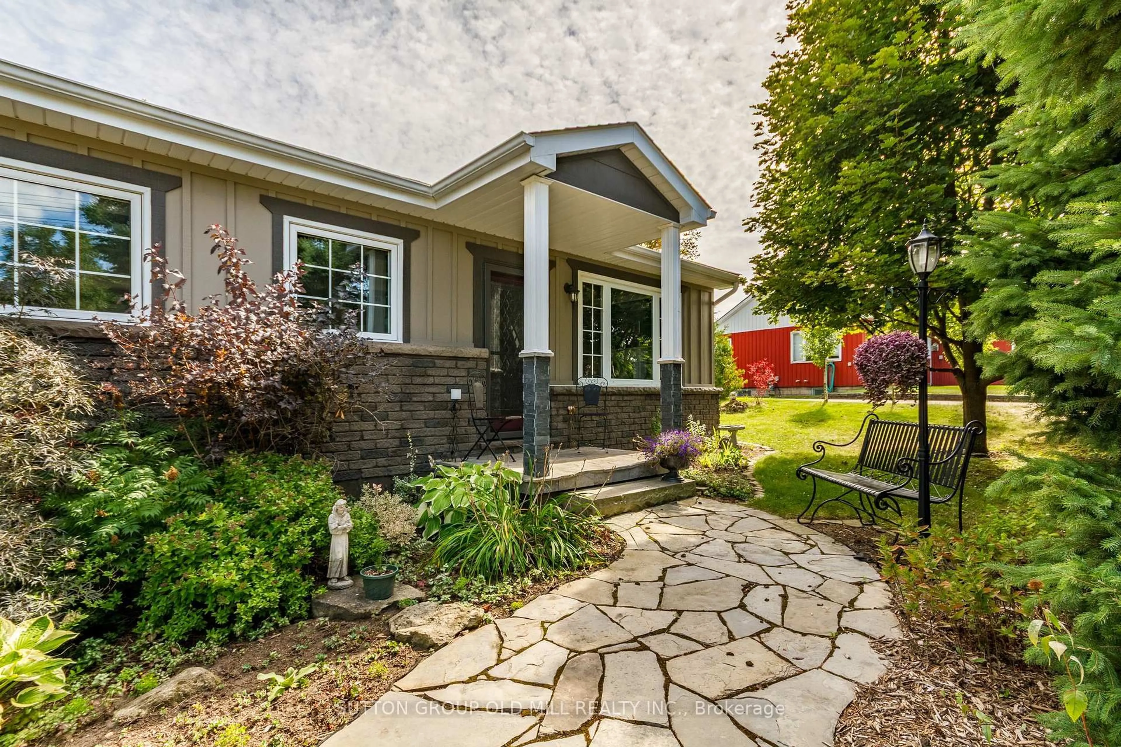 Patio, street for 17 King St, Caledon Ontario L7K 0C5