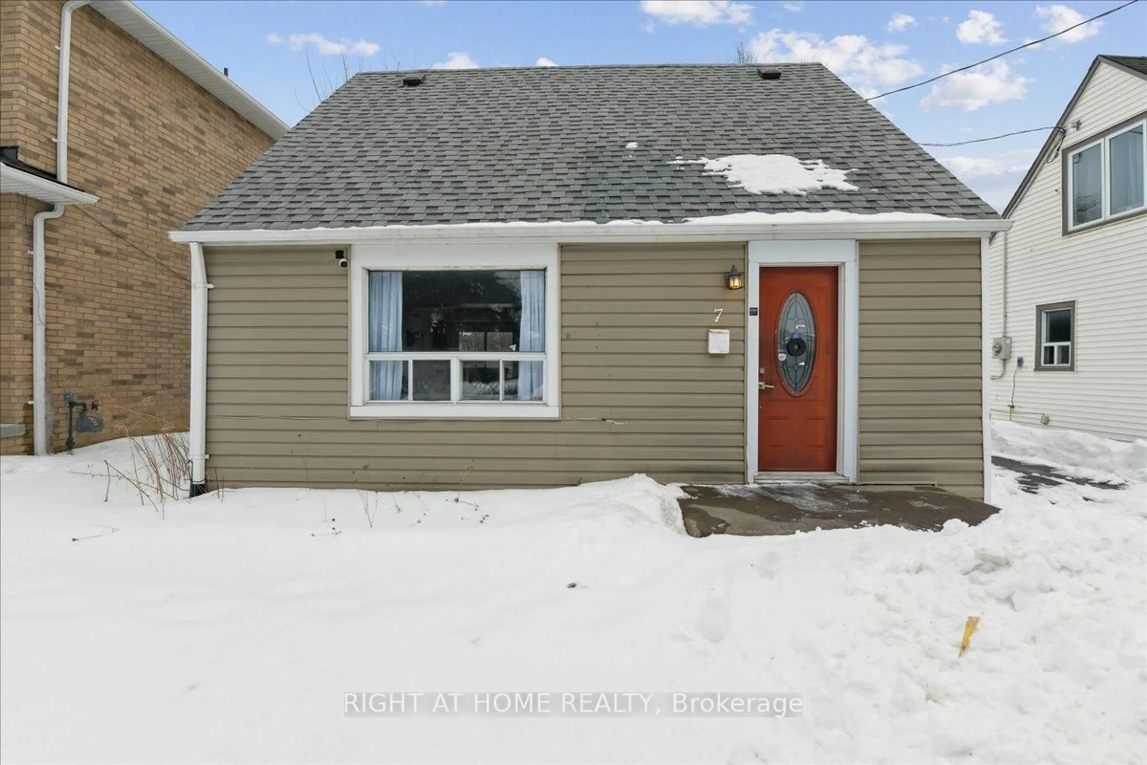 Home with vinyl exterior material, street for 7 Eastern Ave, Brampton Ontario L6W 1X5