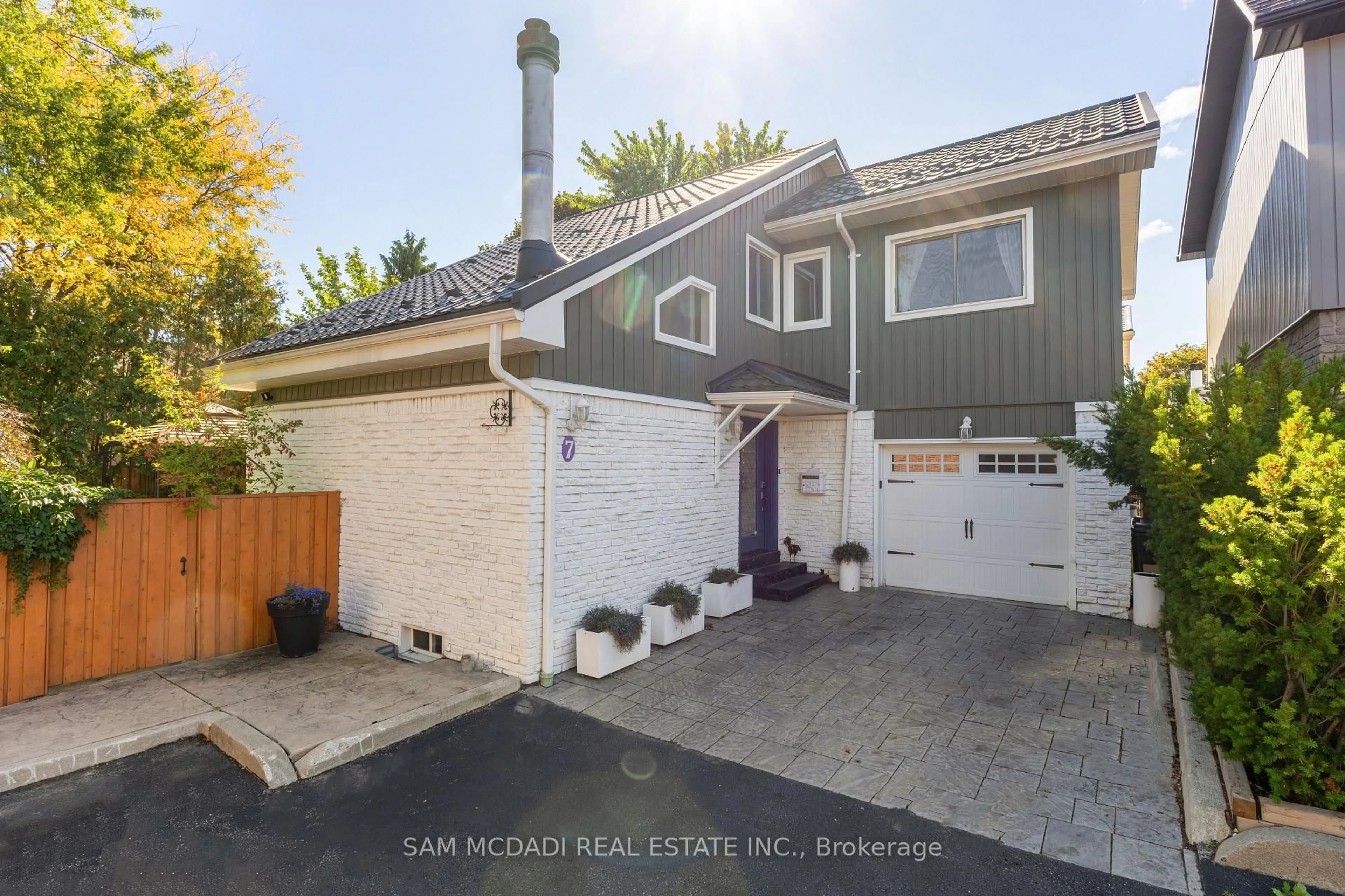 Home with vinyl exterior material, street for 7 Pierpont Pl, Mississauga Ontario L5N 5V1