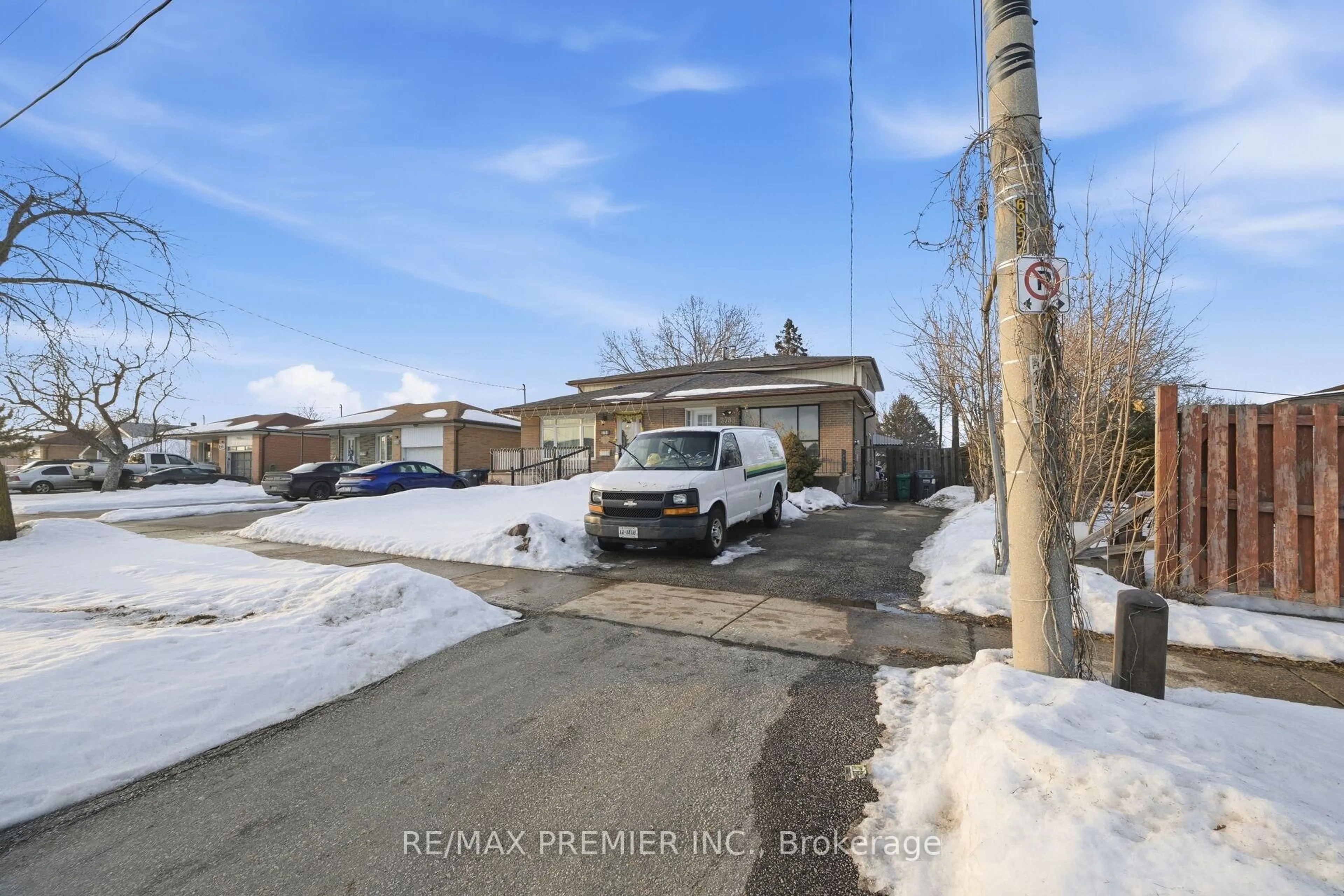 A pic from outside/outdoor area/front of a property/back of a property/a pic from drone, street for 3783 Morning Star Dr, Mississauga Ontario L4T 1Y6