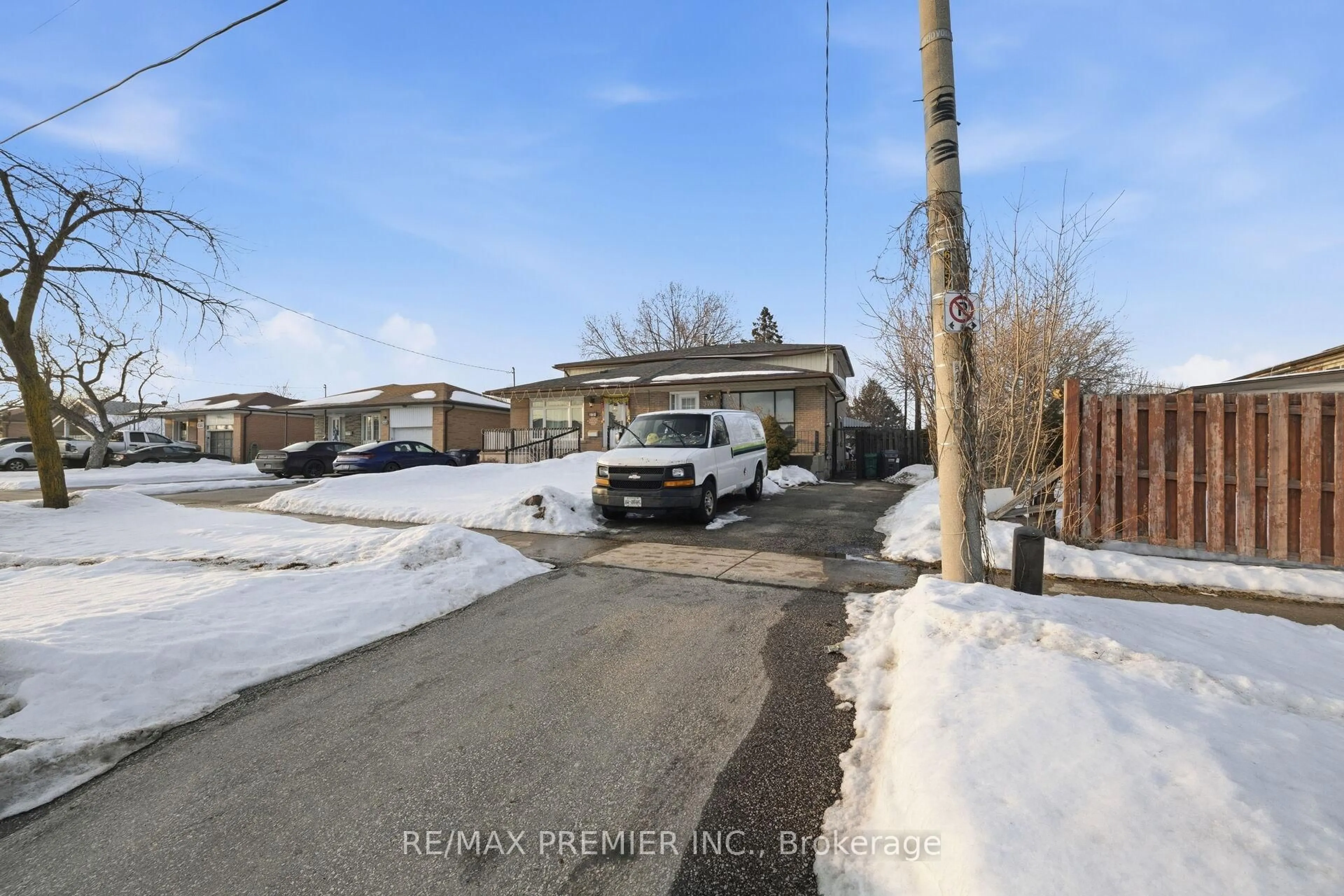A pic from outside/outdoor area/front of a property/back of a property/a pic from drone, street for 3783 Morning Star Dr, Mississauga Ontario L4T 1Y6