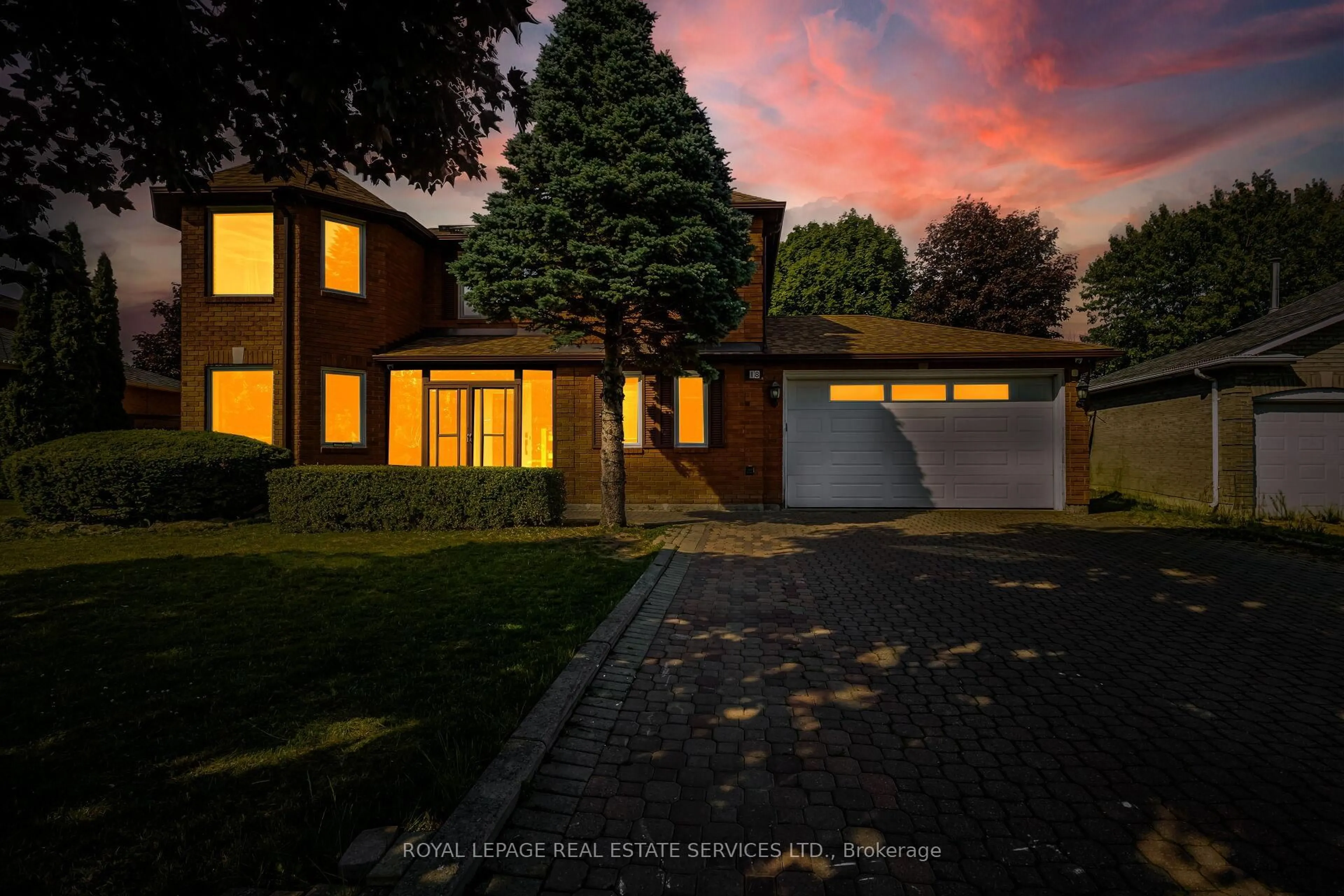 A pic from outside/outdoor area/front of a property/back of a property/a pic from drone, street for 18 Tremont Crt, Brampton Ontario L6Z 4C8