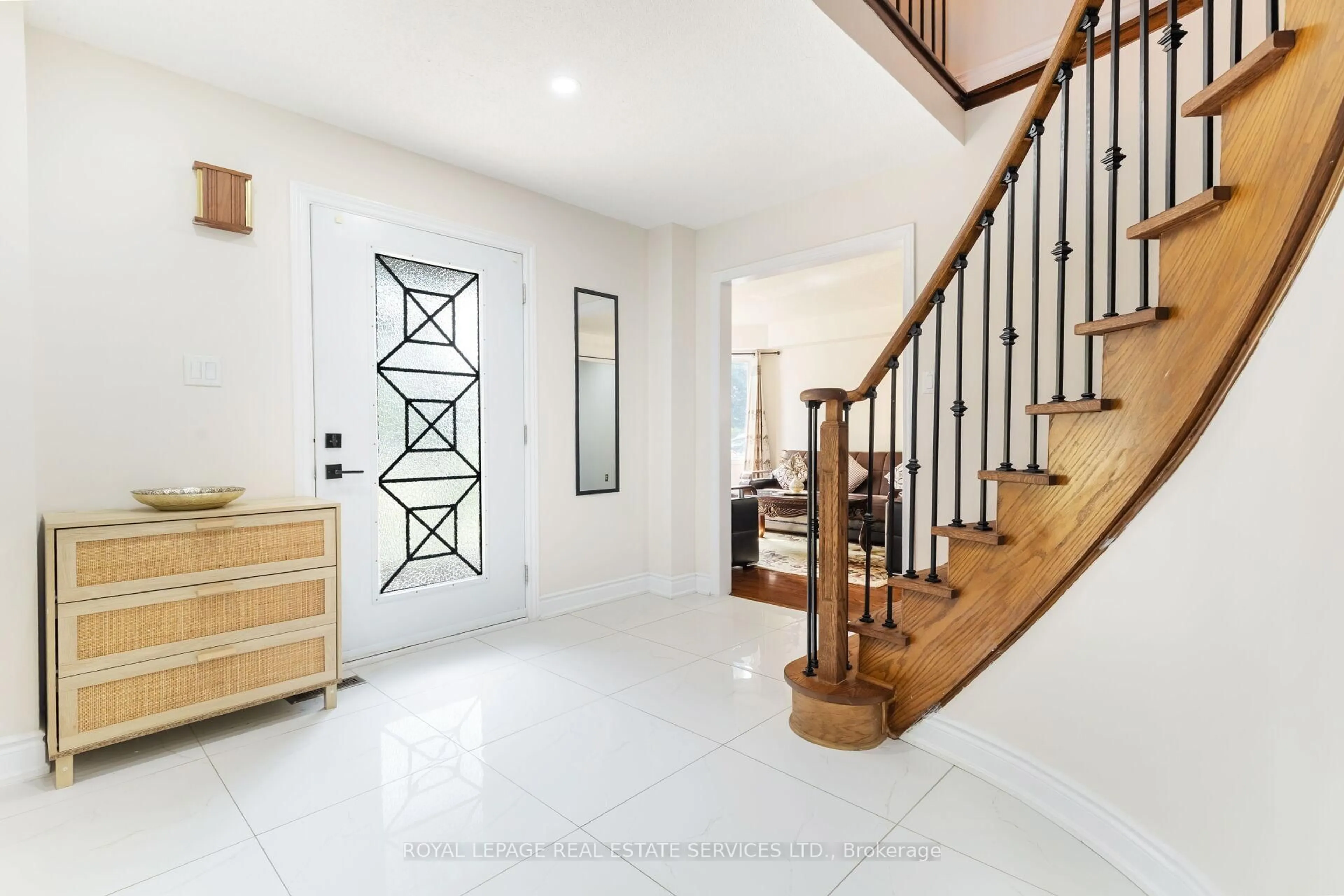Indoor entryway for 18 Tremont Crt, Brampton Ontario L6Z 4C8