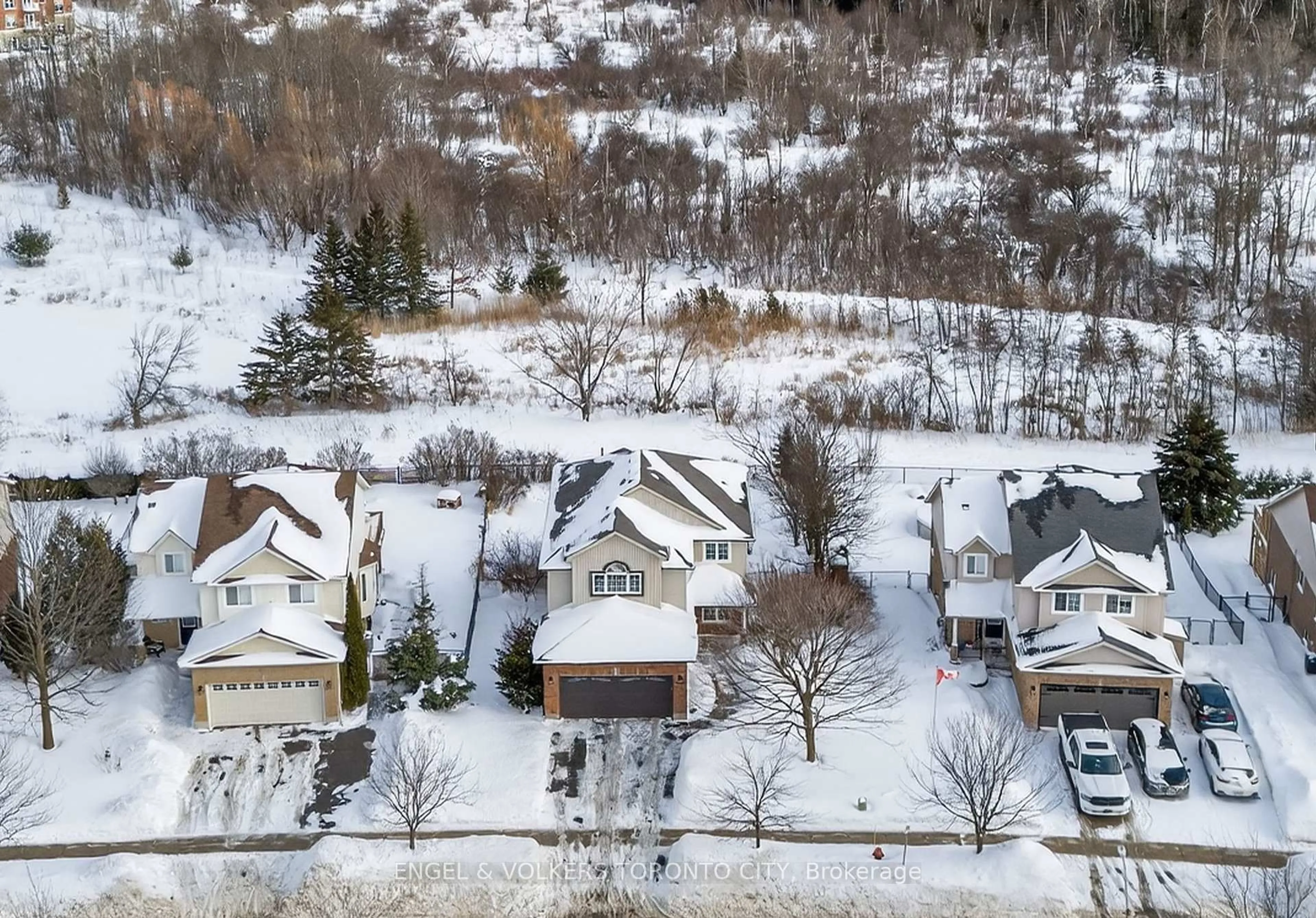 A pic from outside/outdoor area/front of a property/back of a property/a pic from drone, unknown for 87 Hunter Rd, Orangeville Ontario L9W 5C3
