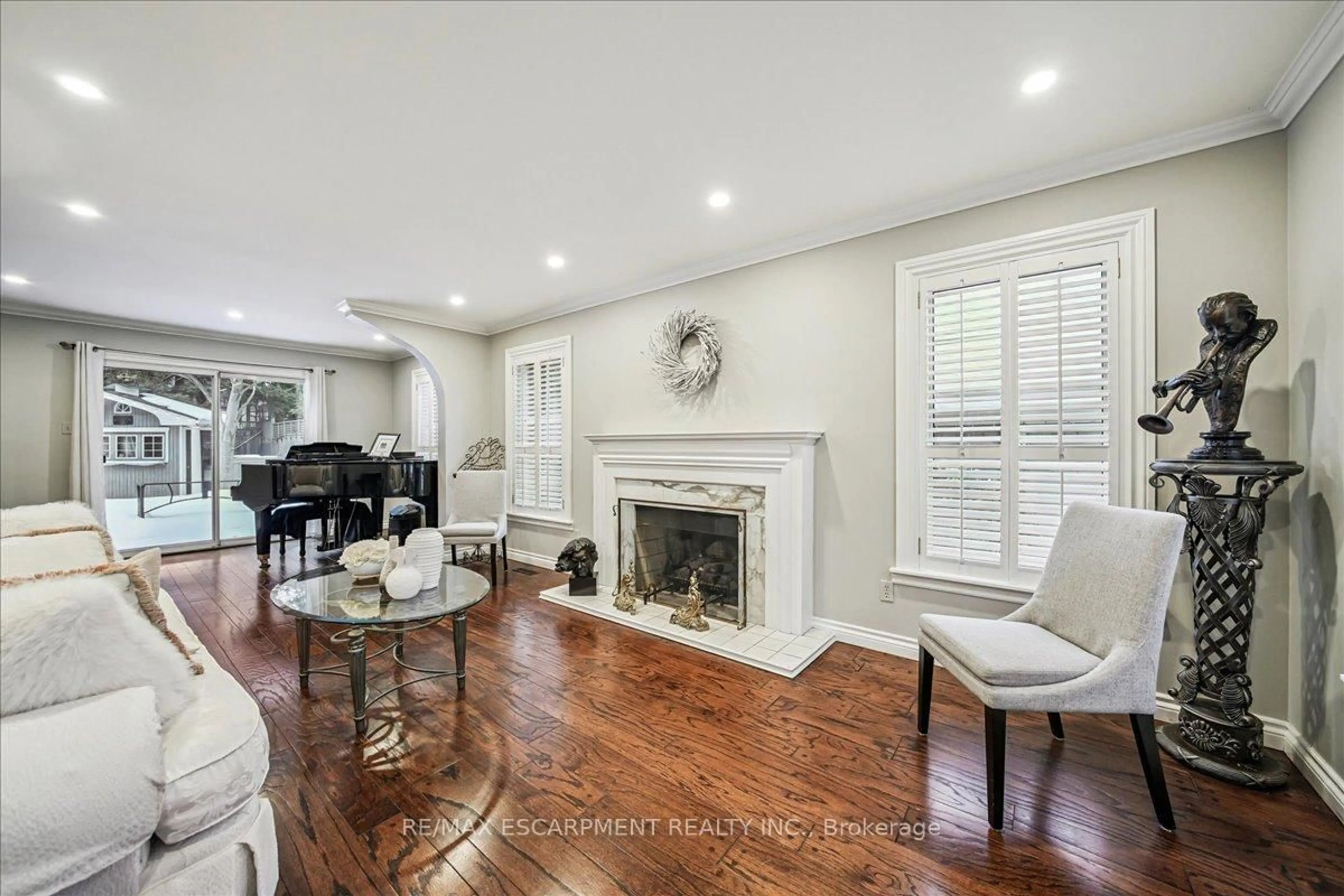 Living room with furniture, unknown for 2305 Cheverie St, Oakville Ontario L6J 6C5