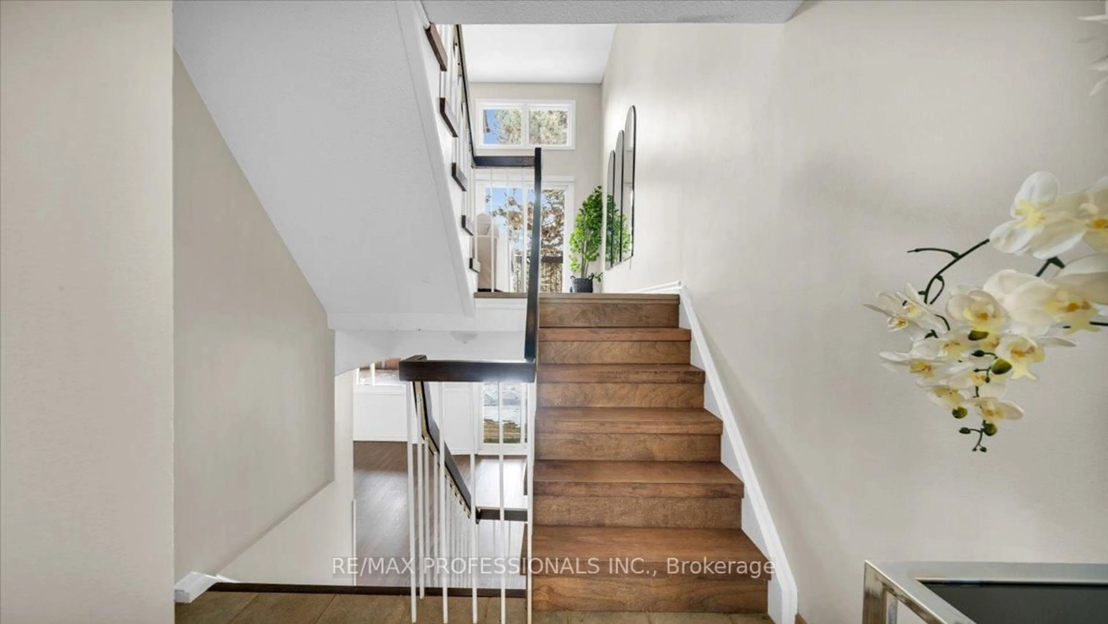 Stairs for 1755 Rathburn Rd #14, Mississauga Ontario L4W 2M8