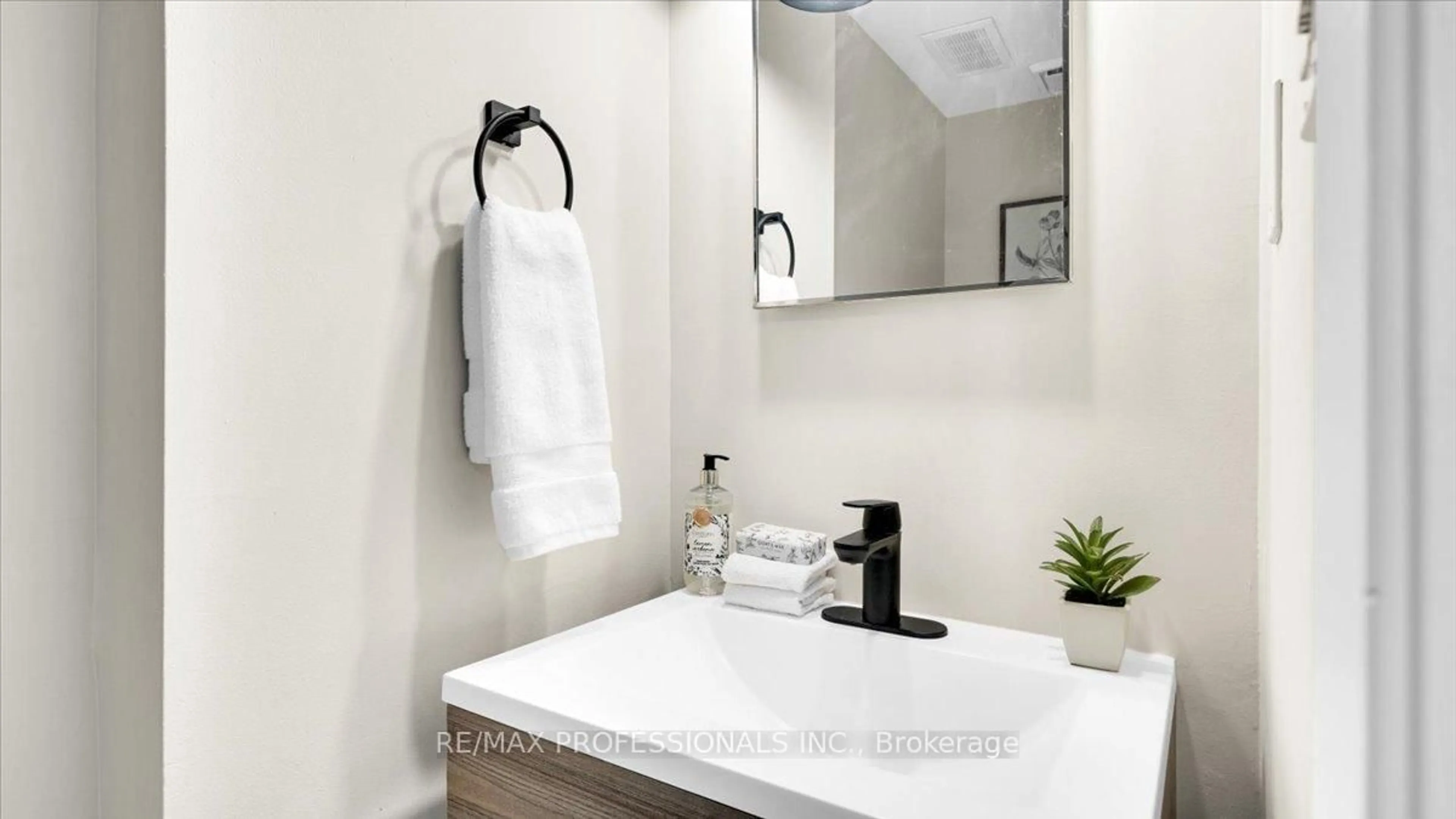 Contemporary bathroom, ceramic/tile floor for 1755 Rathburn Rd #14, Mississauga Ontario L4W 2M8