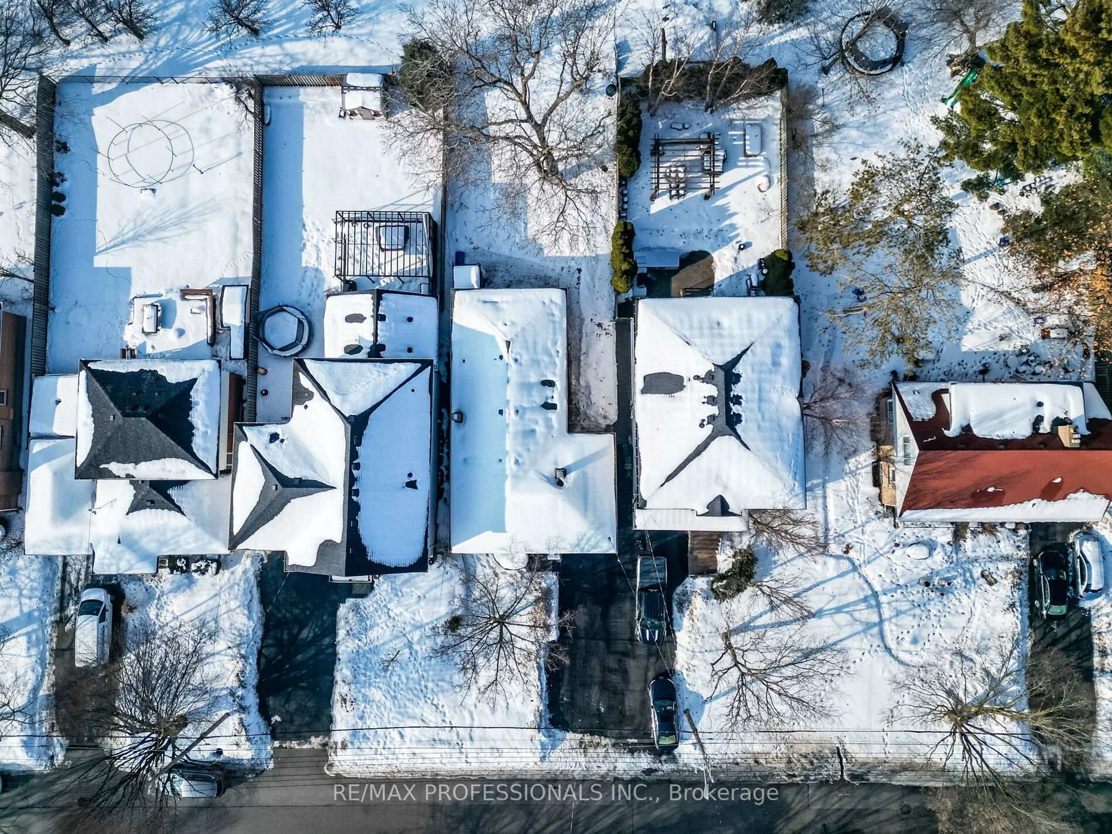 A pic from outside/outdoor area/front of a property/back of a property/a pic from drone, street for 48 Haliburton Ave, Toronto Ontario M9B 4Y4
