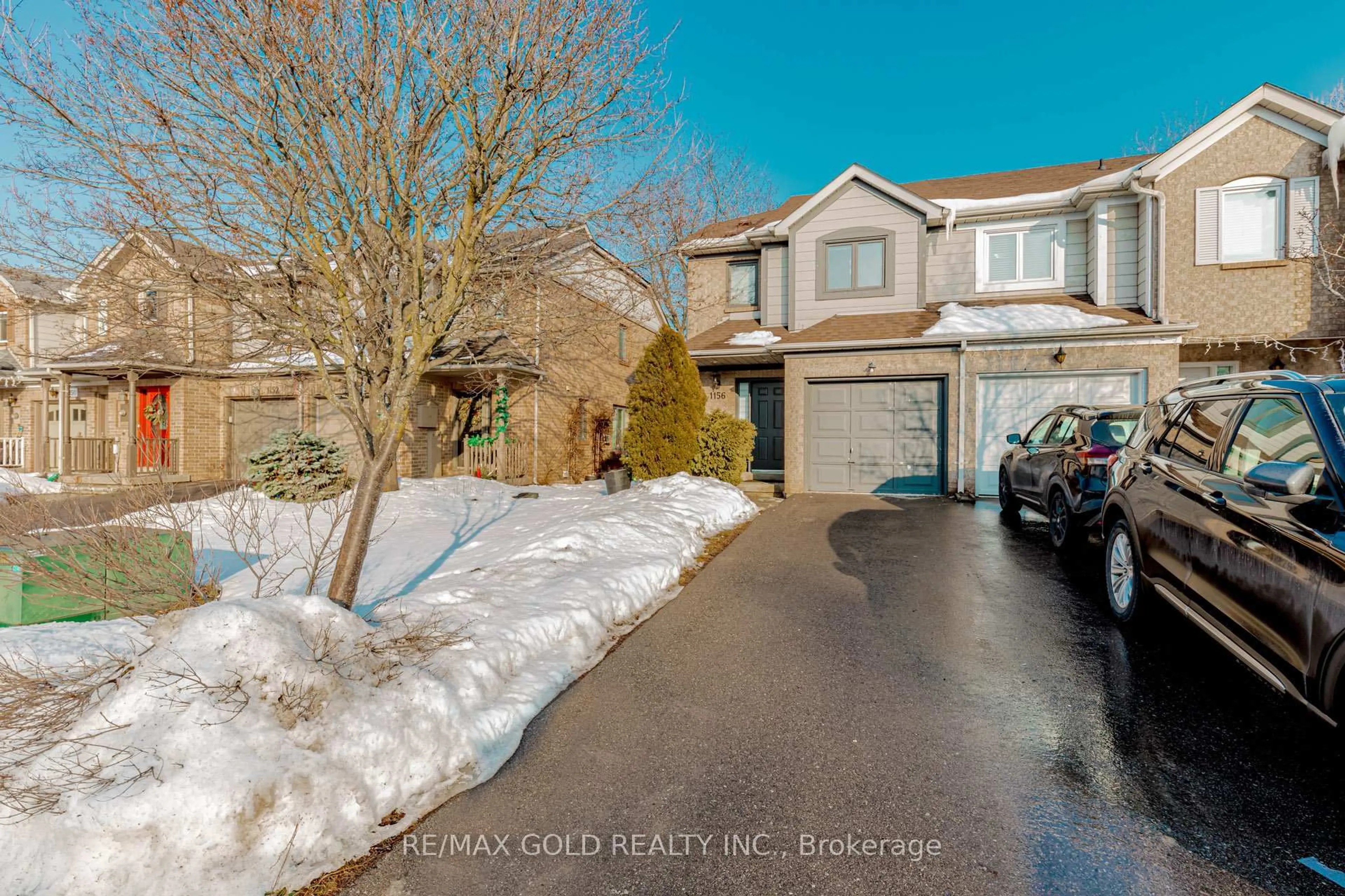 A pic from outside/outdoor area/front of a property/back of a property/a pic from drone, street for 1156 Westview Terr, Oakville Ontario L6M 3M1