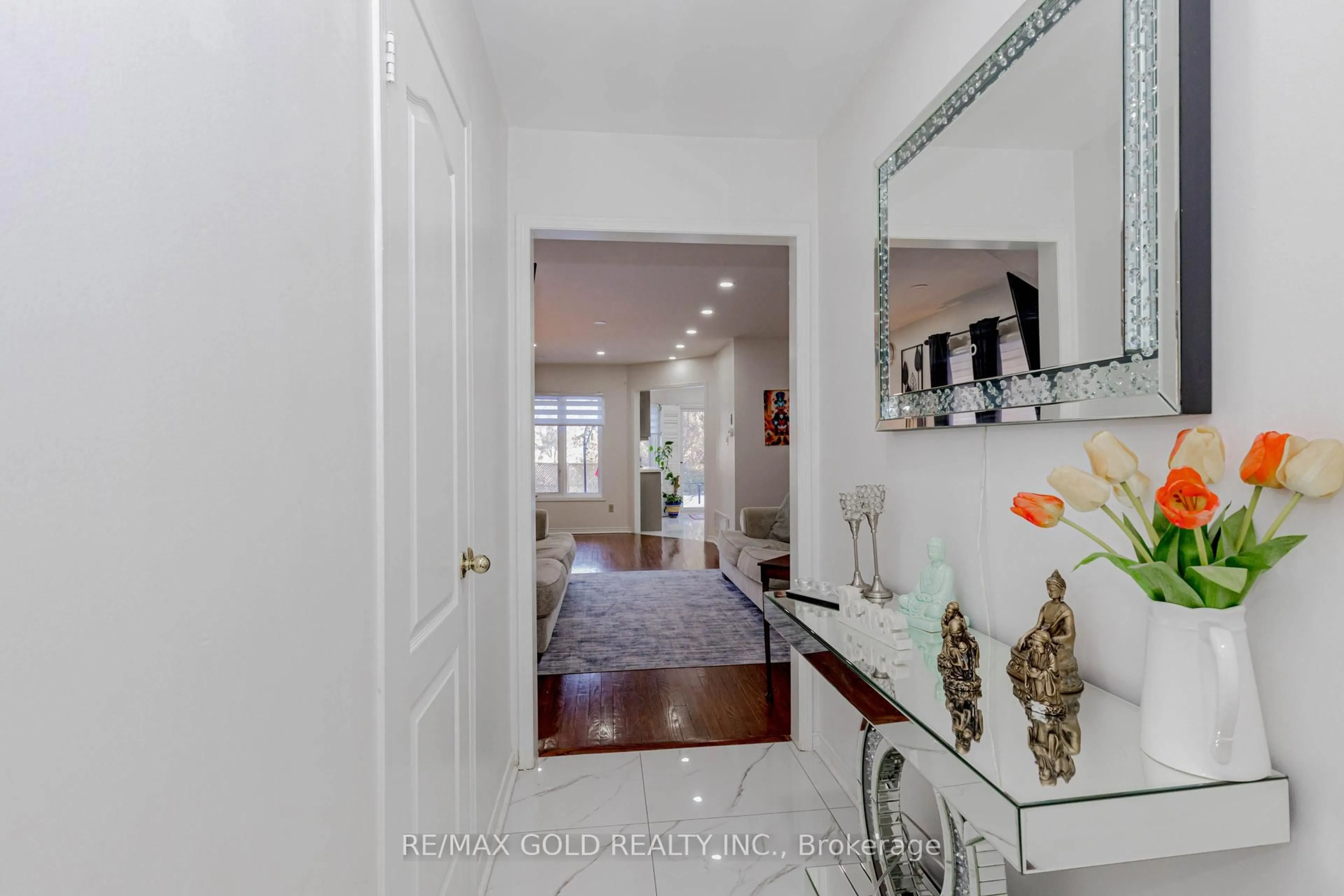 Indoor entryway for 1156 Westview Terr, Oakville Ontario L6M 3M1