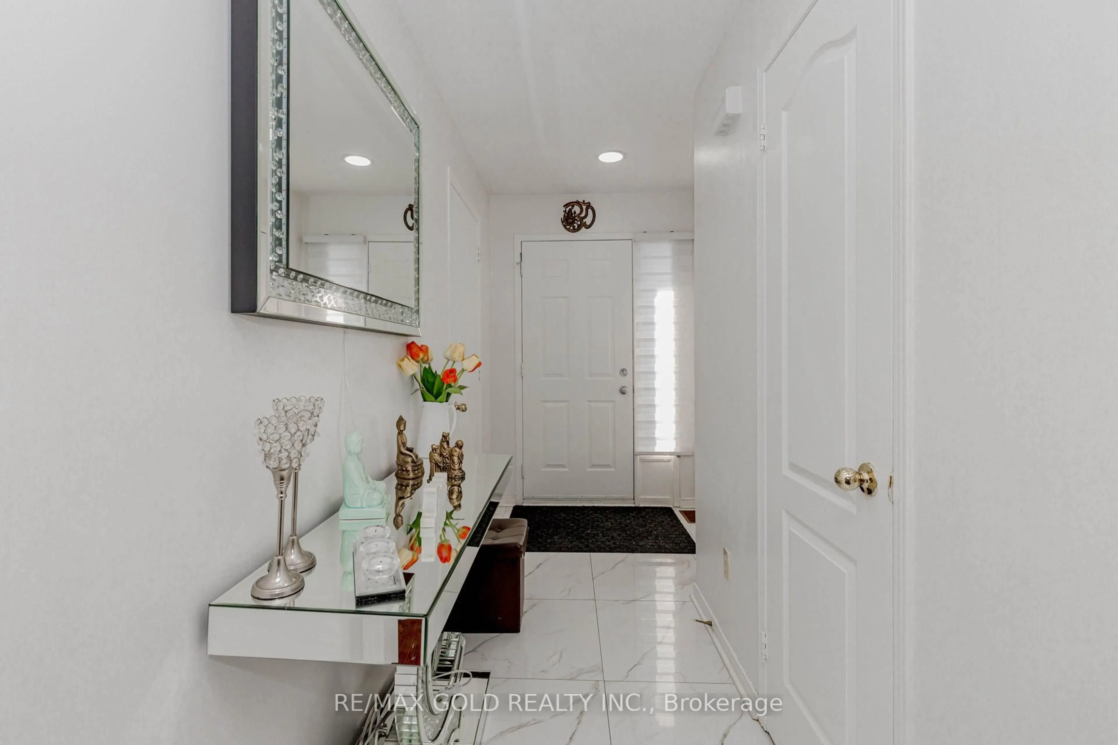 Indoor entryway for 1156 Westview Terr, Oakville Ontario L6M 3M1