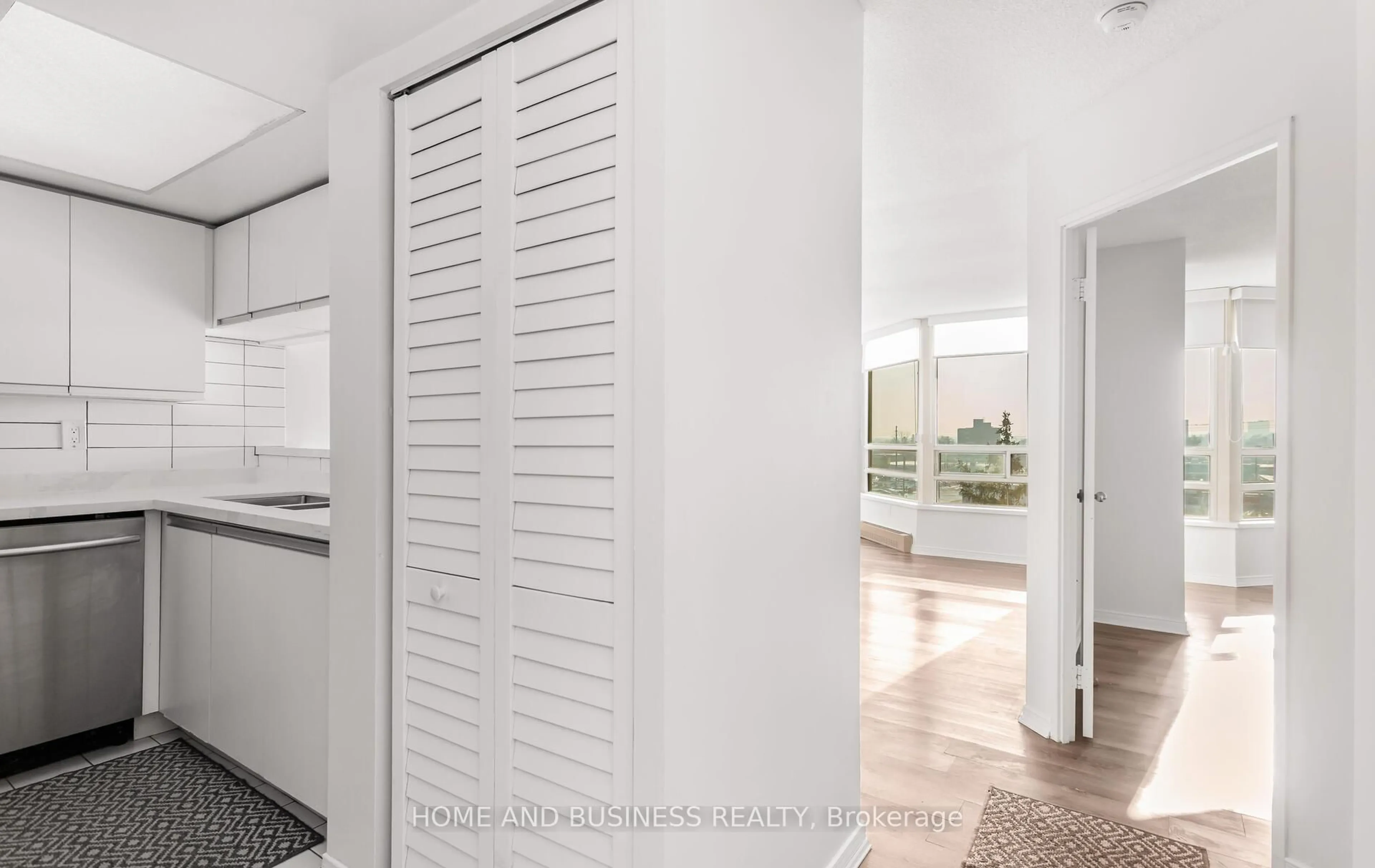 Indoor entryway for 75 King St #706, Mississauga Ontario L5A 4G5