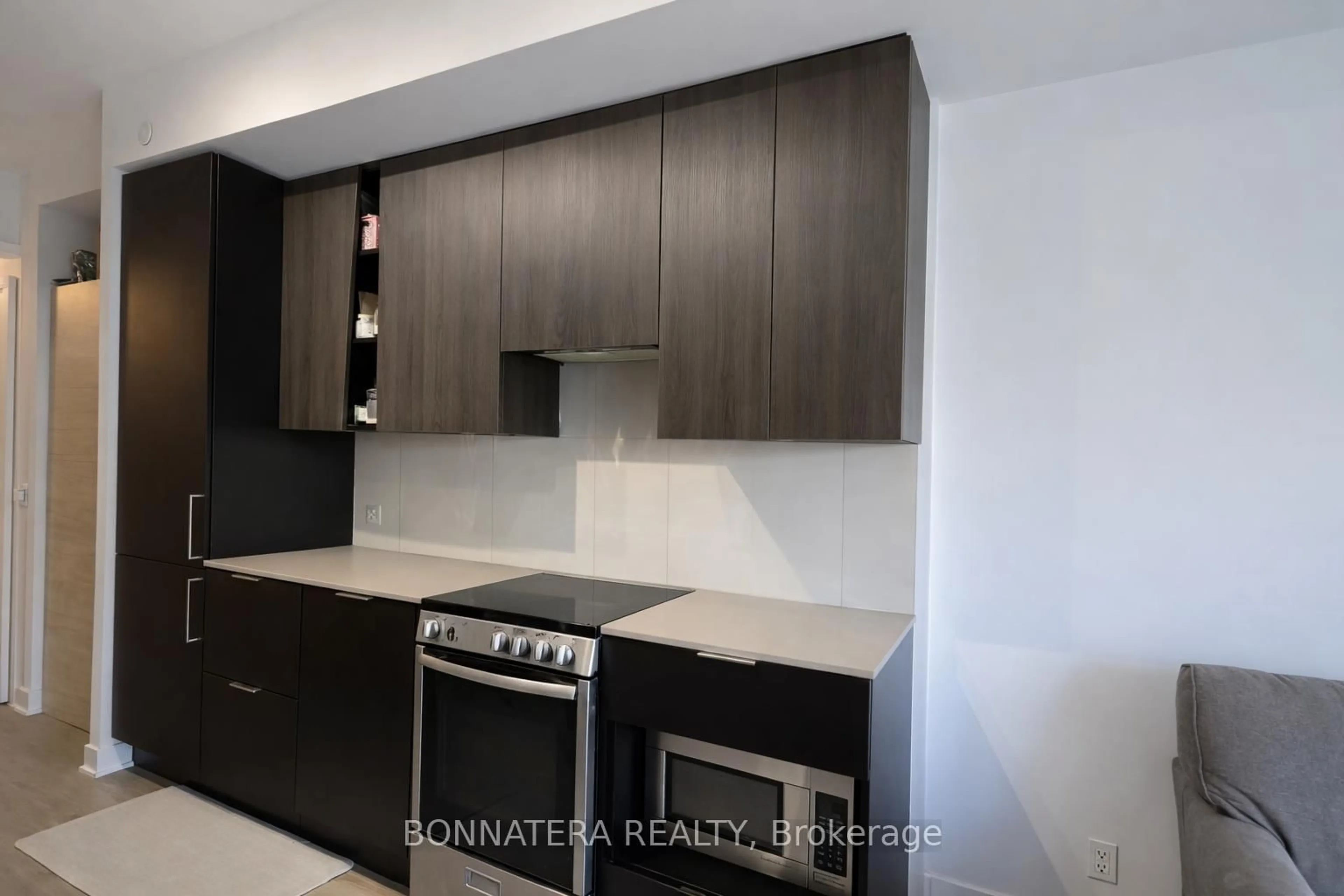 Standard kitchen, unknown for 3900 Confederation Pkwy #913, Mississauga Ontario L5B 0M3