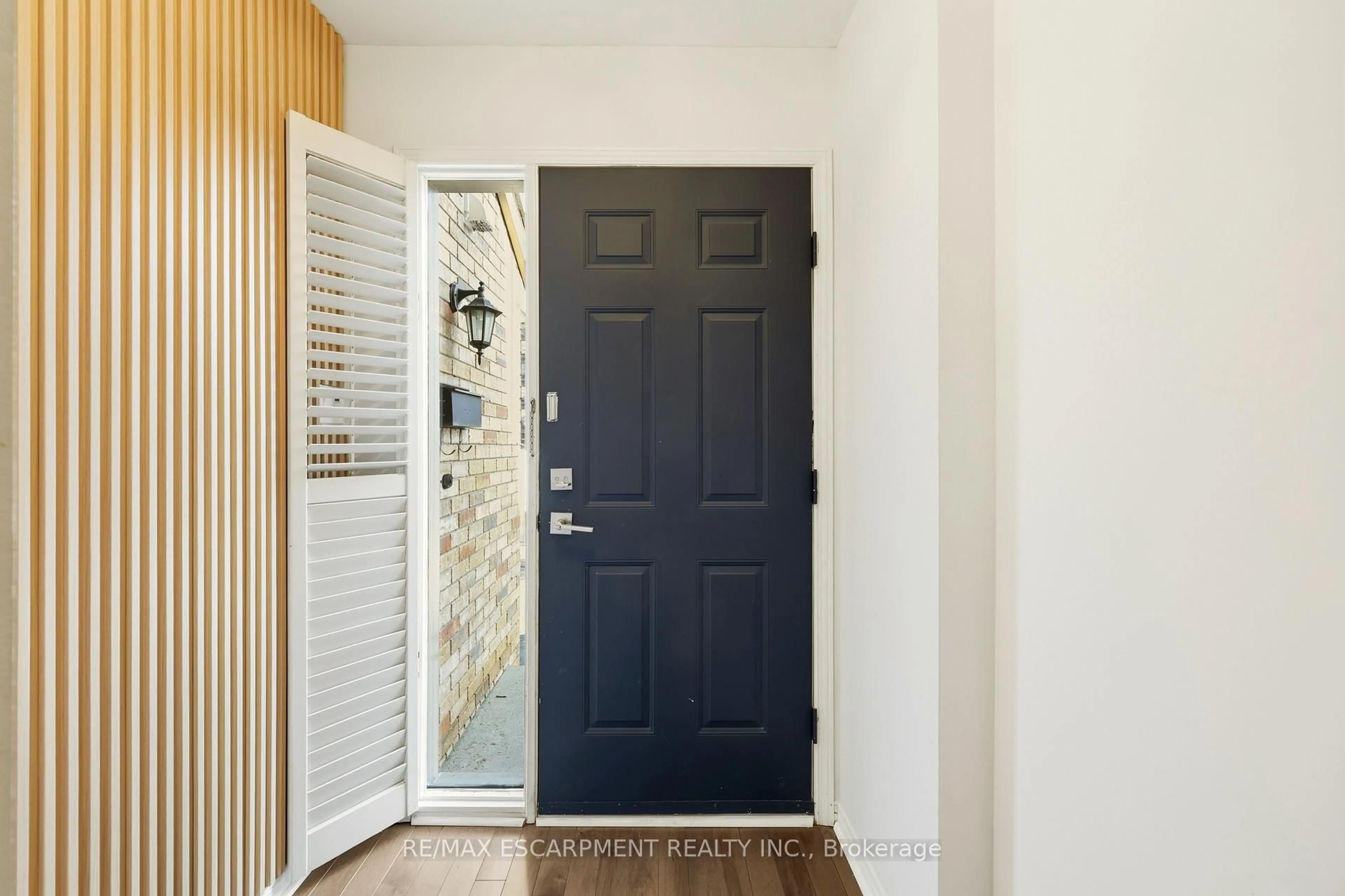 Indoor entryway for 2015 Cleaver Ave #5, Burlington Ontario L7M 4J7