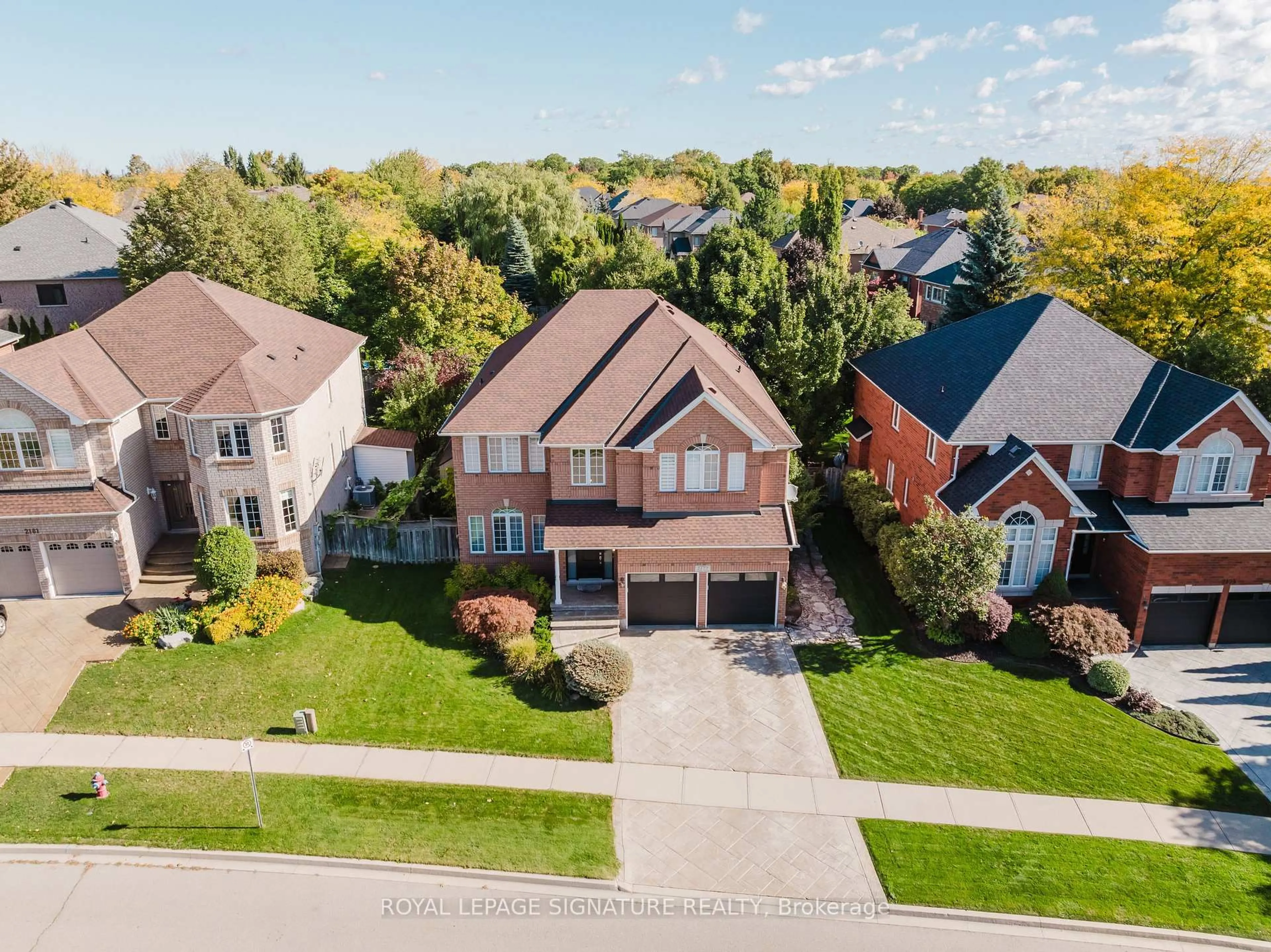 A pic from outside/outdoor area/front of a property/back of a property/a pic from drone, street for 2177 Cashey Dr, Oakville Ontario L6H 5M1