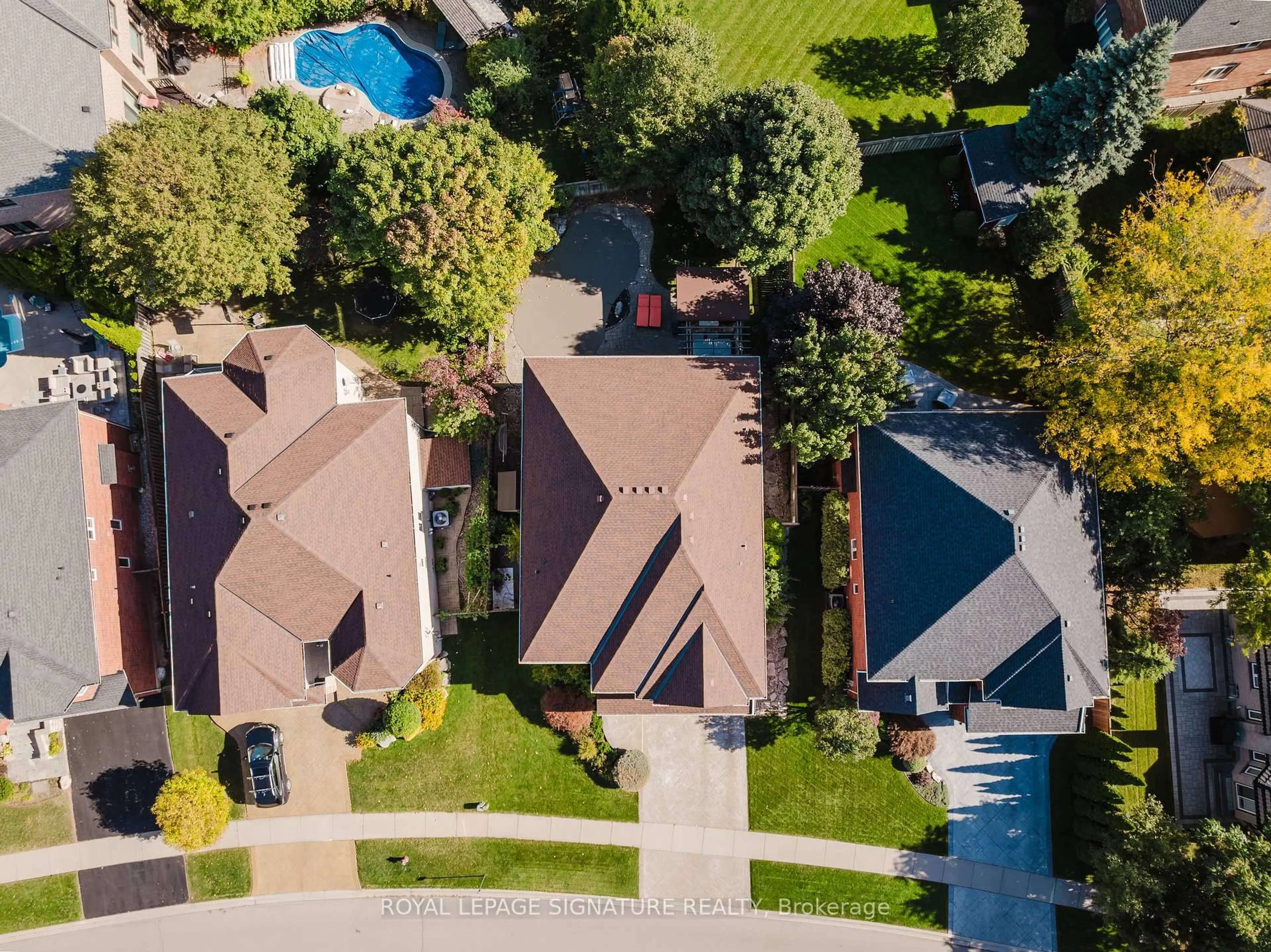 A pic from outside/outdoor area/front of a property/back of a property/a pic from drone, street for 2177 Cashey Dr, Oakville Ontario L6H 5M1