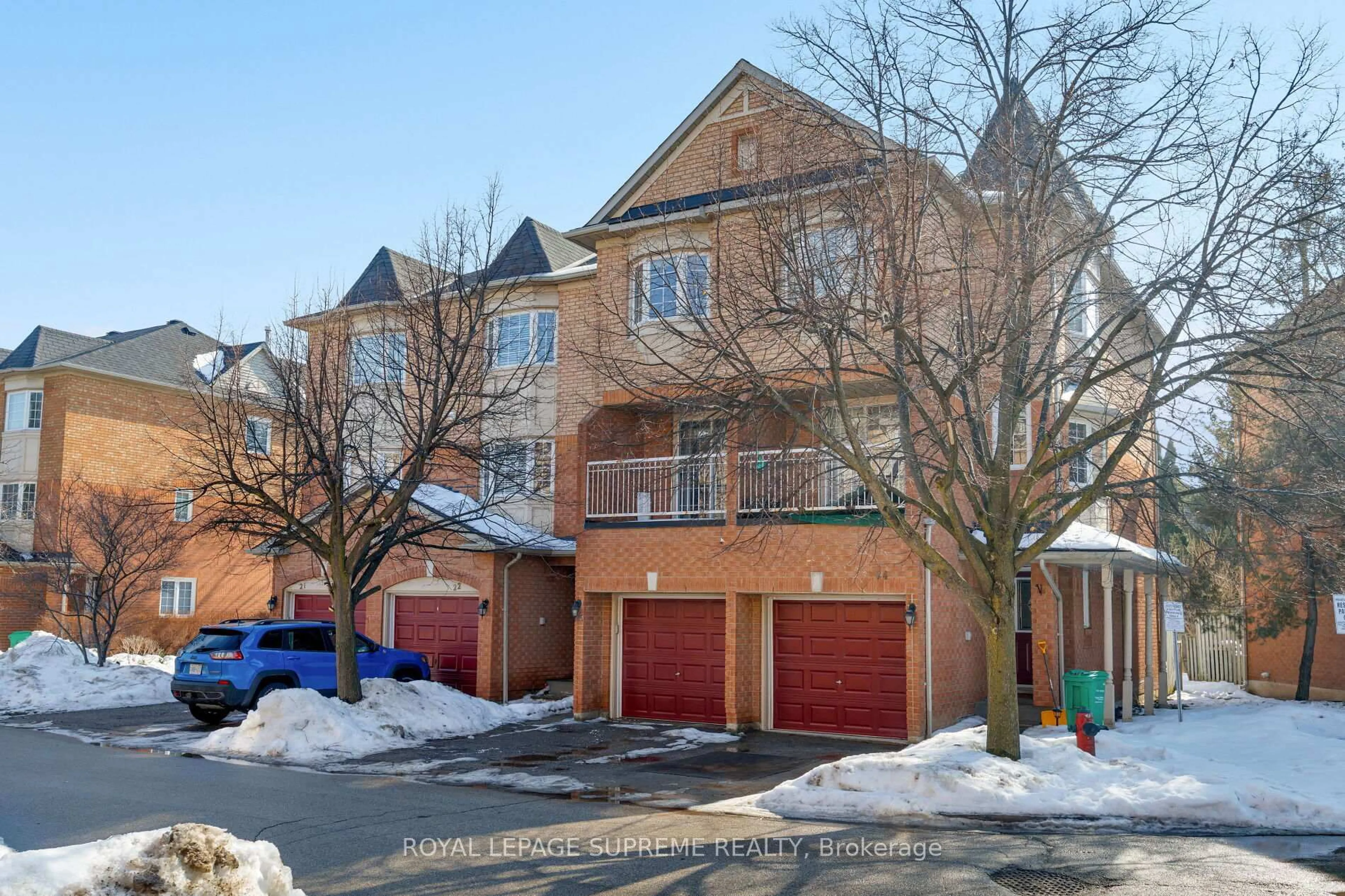 A pic from outside/outdoor area/front of a property/back of a property/a pic from drone, street for 6950 Tenth Line #23, Mississauga Ontario L5N 6Y1