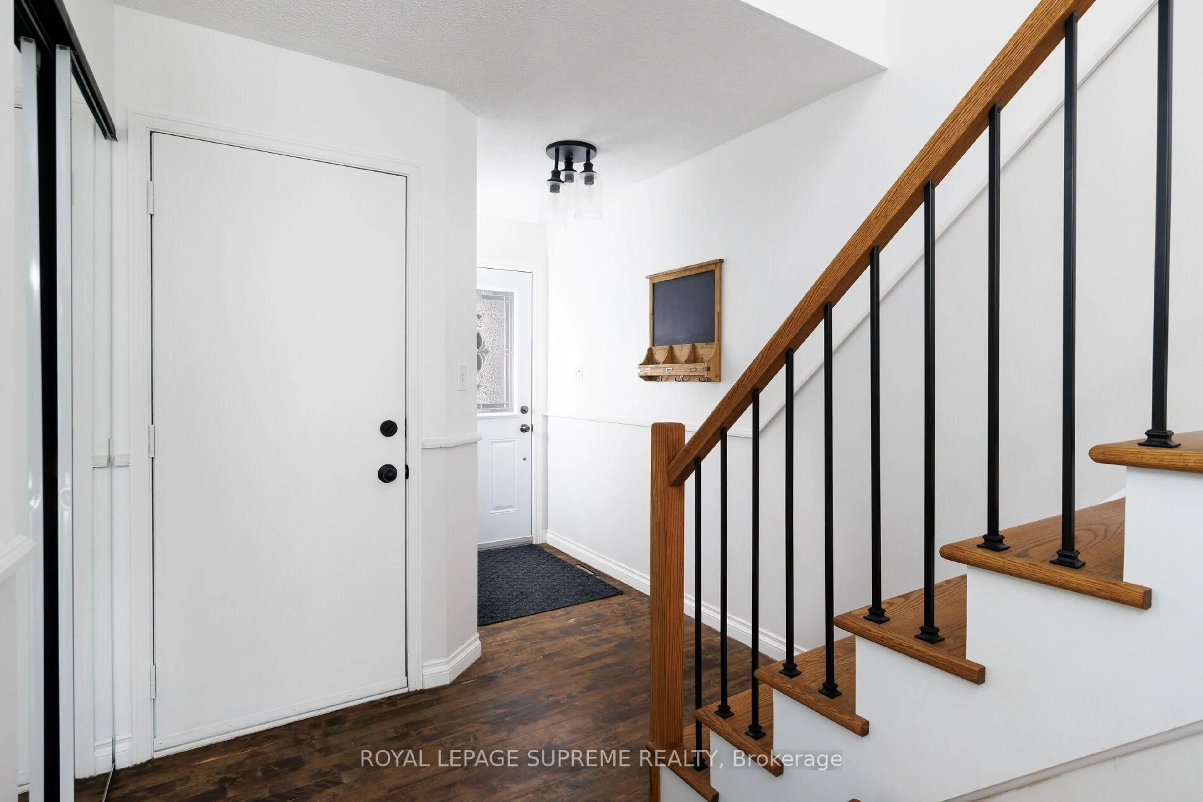 Indoor entryway for 6950 Tenth Line #23, Mississauga Ontario L5N 6Y1