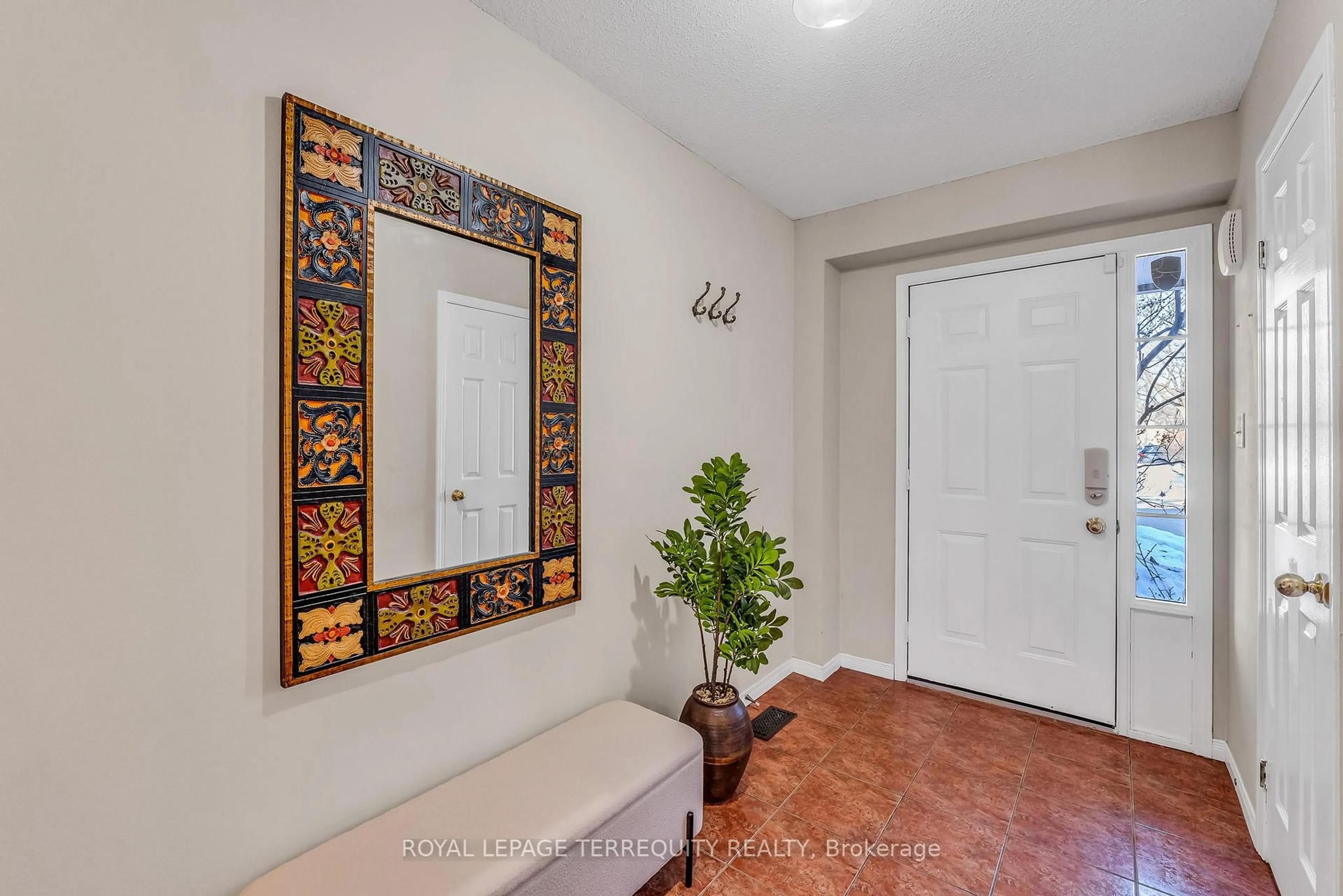 Indoor entryway for 1276 Silvan Forest Dr #25, Burlington Ontario L7M 4V8