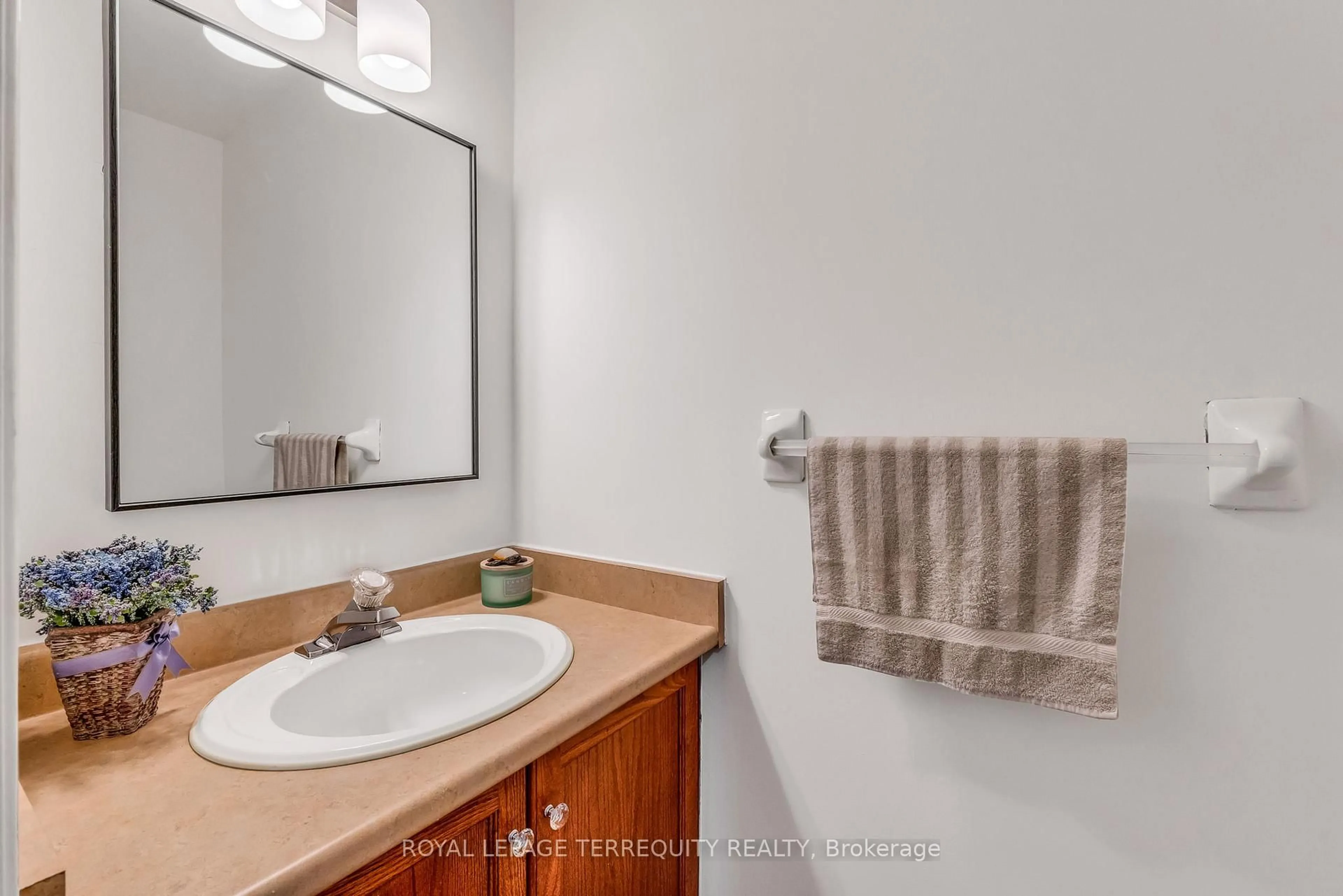 Standard bathroom, ceramic/tile floor for 1276 Silvan Forest Dr #25, Burlington Ontario L7M 4V8