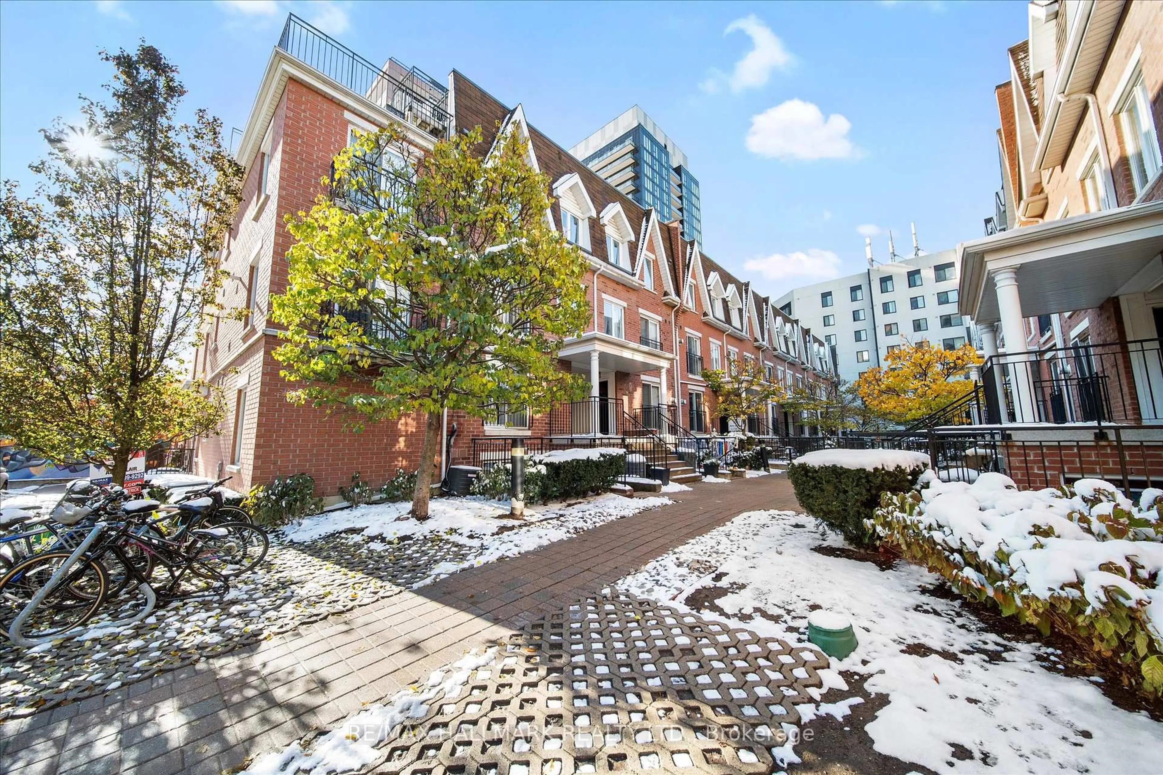 Patio, street for 10 Laidlaw St #734, Toronto Ontario M6K 1X2