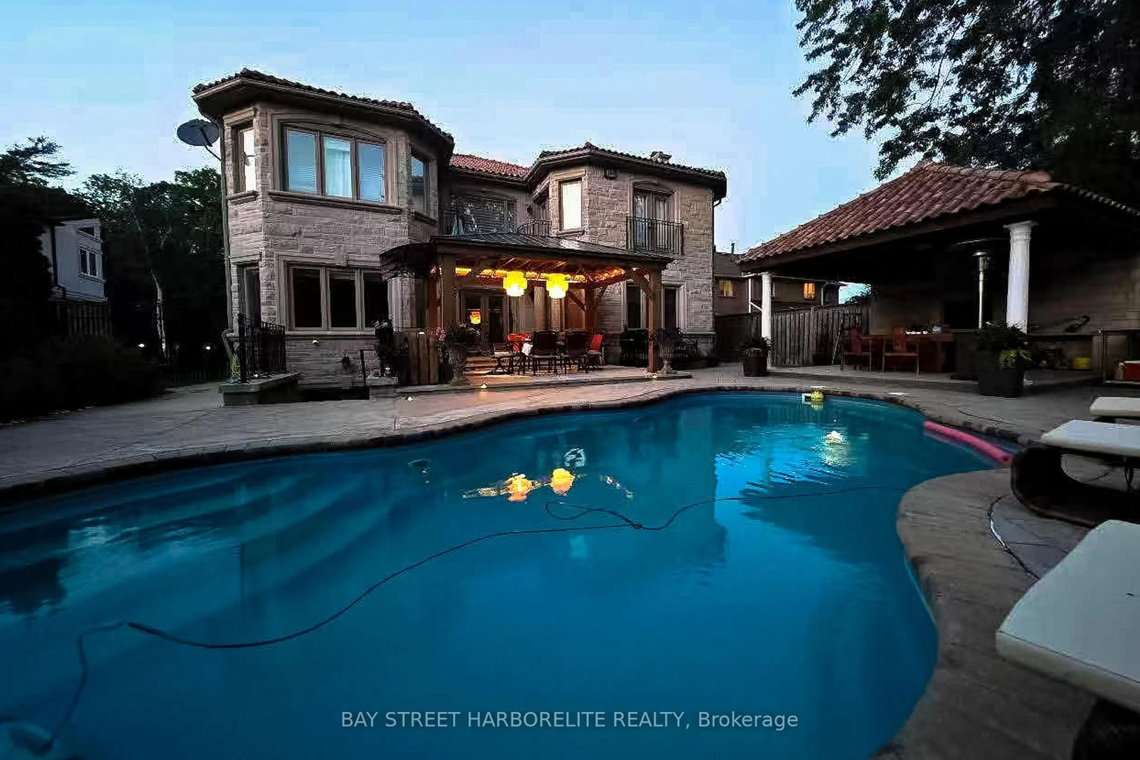 Pool for 2334 Hammond Rd, Mississauga Ontario L5K 1T2