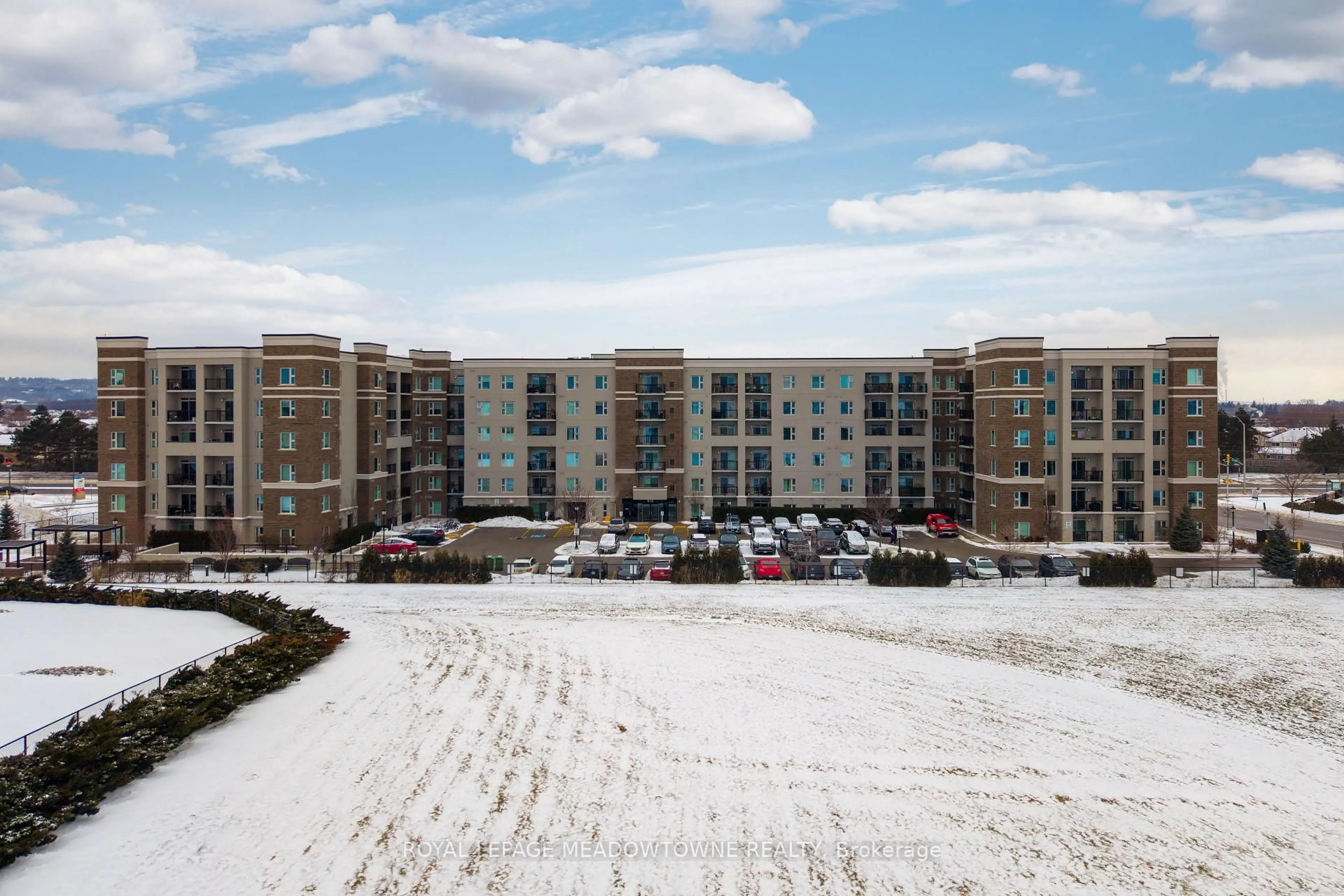 A pic from outside/outdoor area/front of a property/back of a property/a pic from drone, building for 610 Farmstead Dr #324, Milton Ontario L9T 8X5