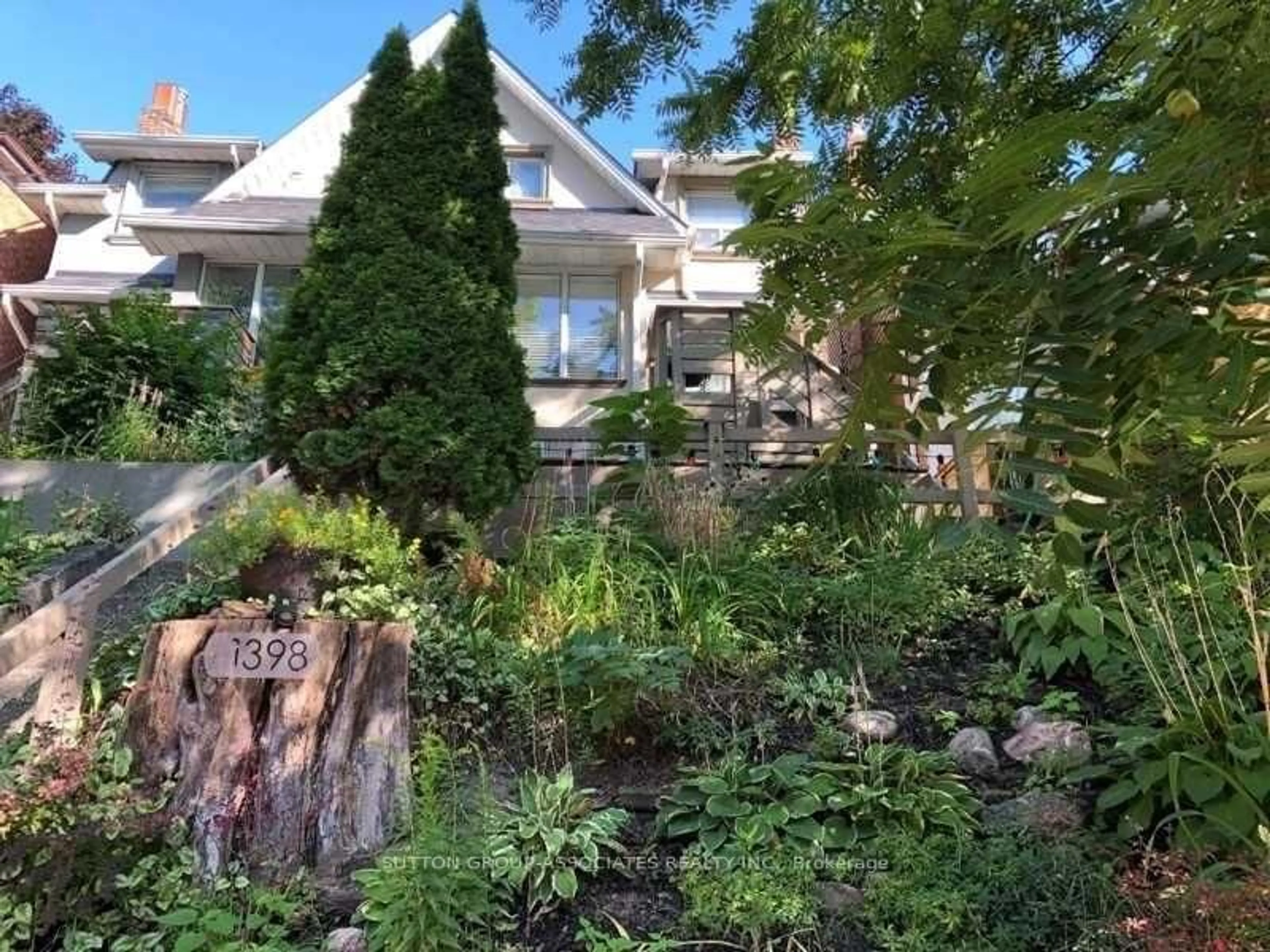 A pic from outside/outdoor area/front of a property/back of a property/a pic from drone, street for 1398 Davenport Rd, Toronto Ontario M6H 2G9